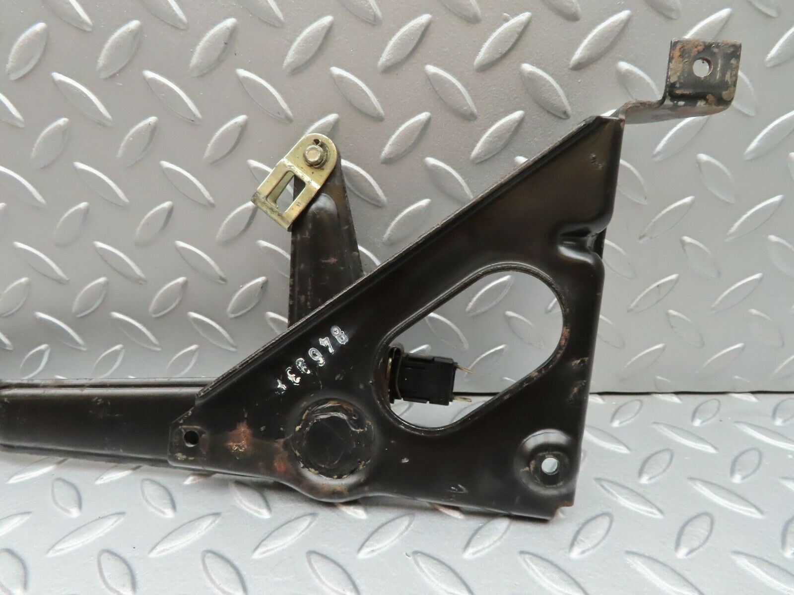 3789 Mercedes-Benz S123 200T Wagon Handbrake Regulator