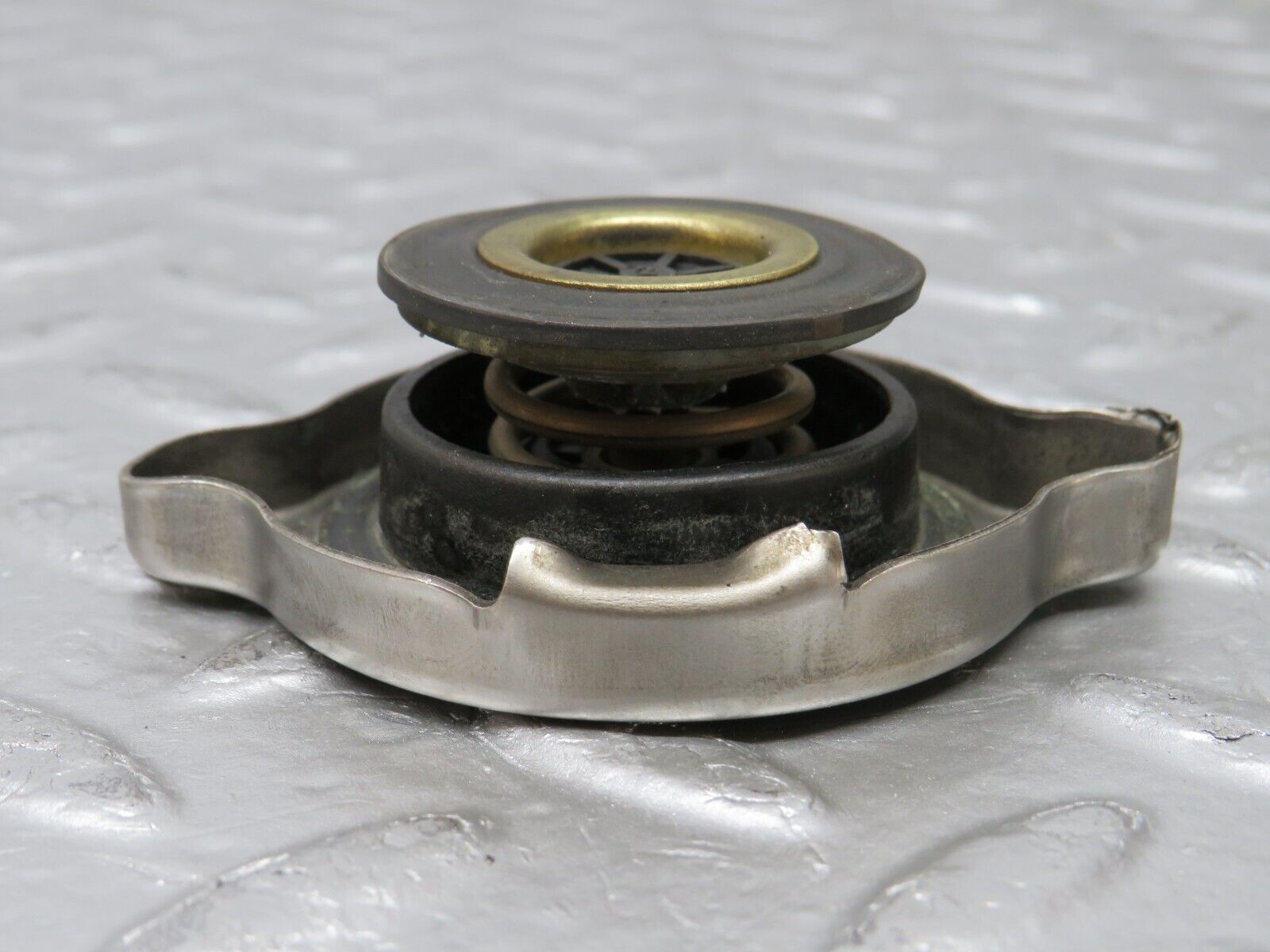 37741 Mercedes-Benz A124 320E Cabriolet Radiator Cap