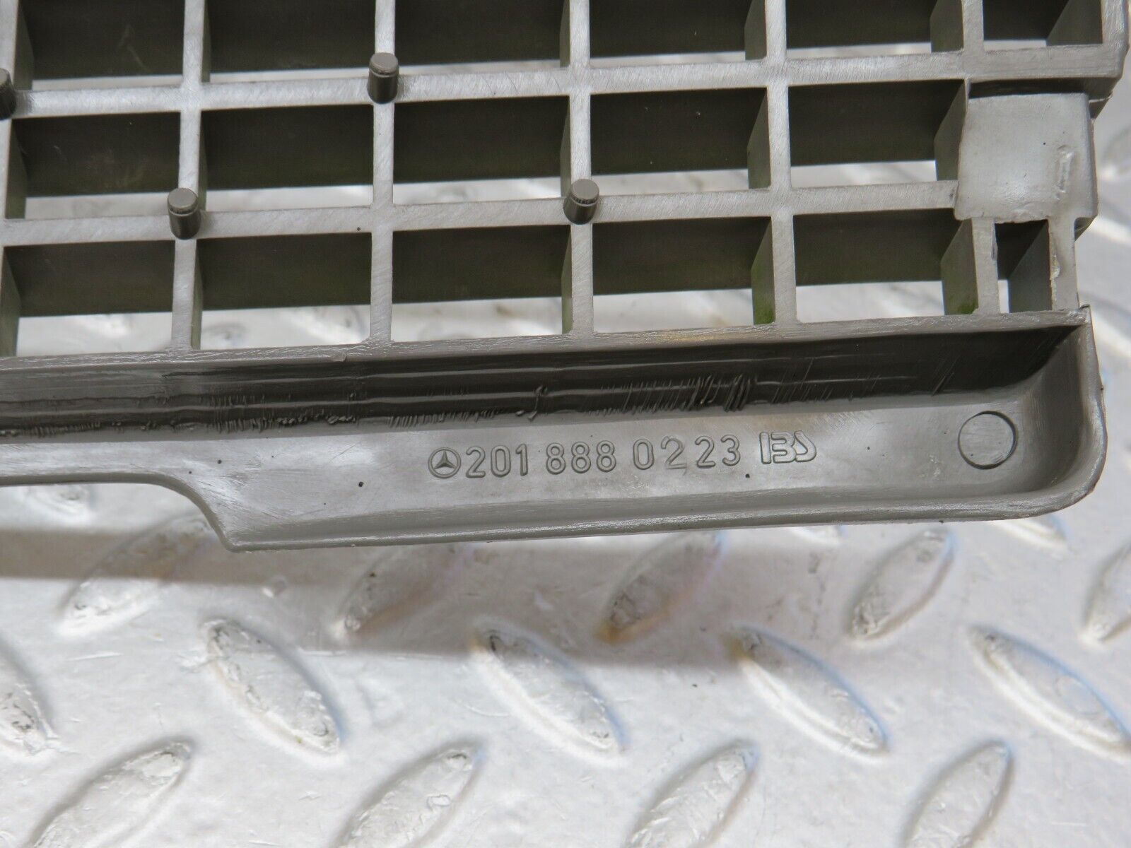 36501 Mercedes-Benz W201 190E 2.0L Bonnet Grill 2018880223