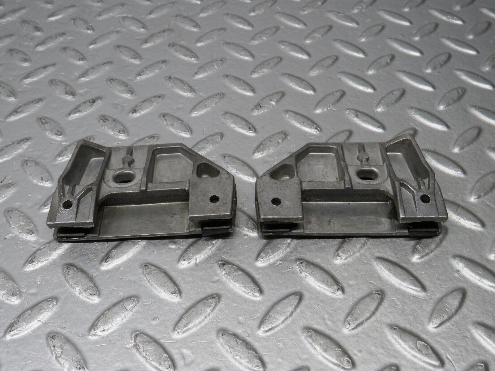 39728 Mercedes-Benz R129 320SL Coupe Door Window Guide Bracket 1247250132 1247250232