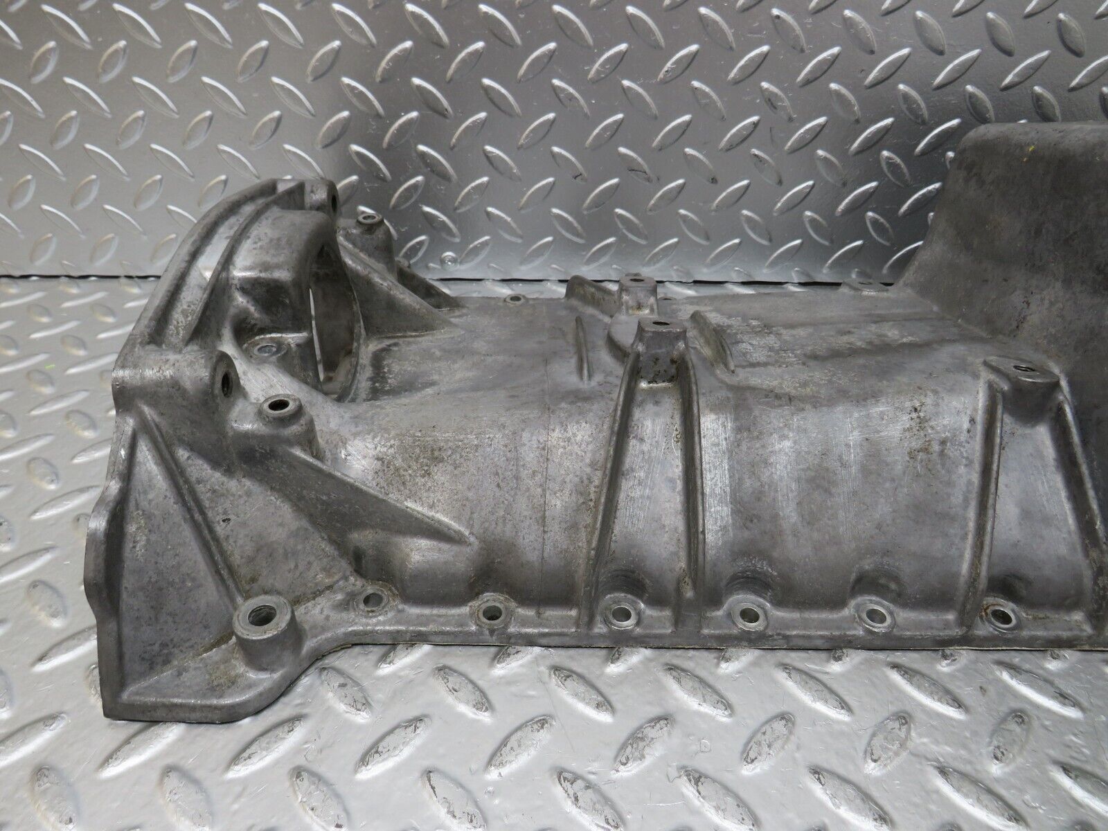 26085 Mercedes-Benz W123 200 Oil Pan Oil Sump 1020141202