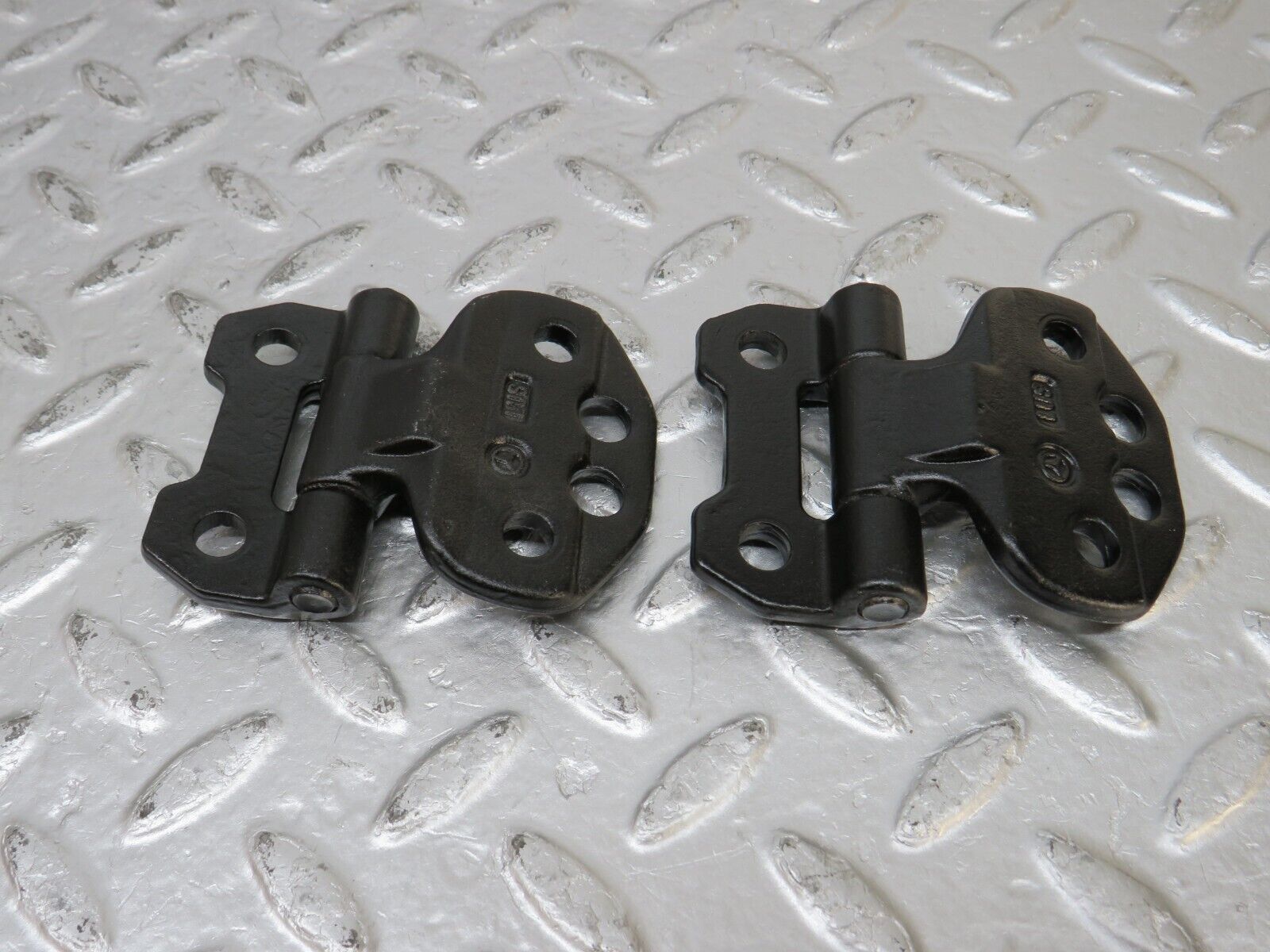 33896 Mercedes-Benz W124 260E Door Hinge Left Side