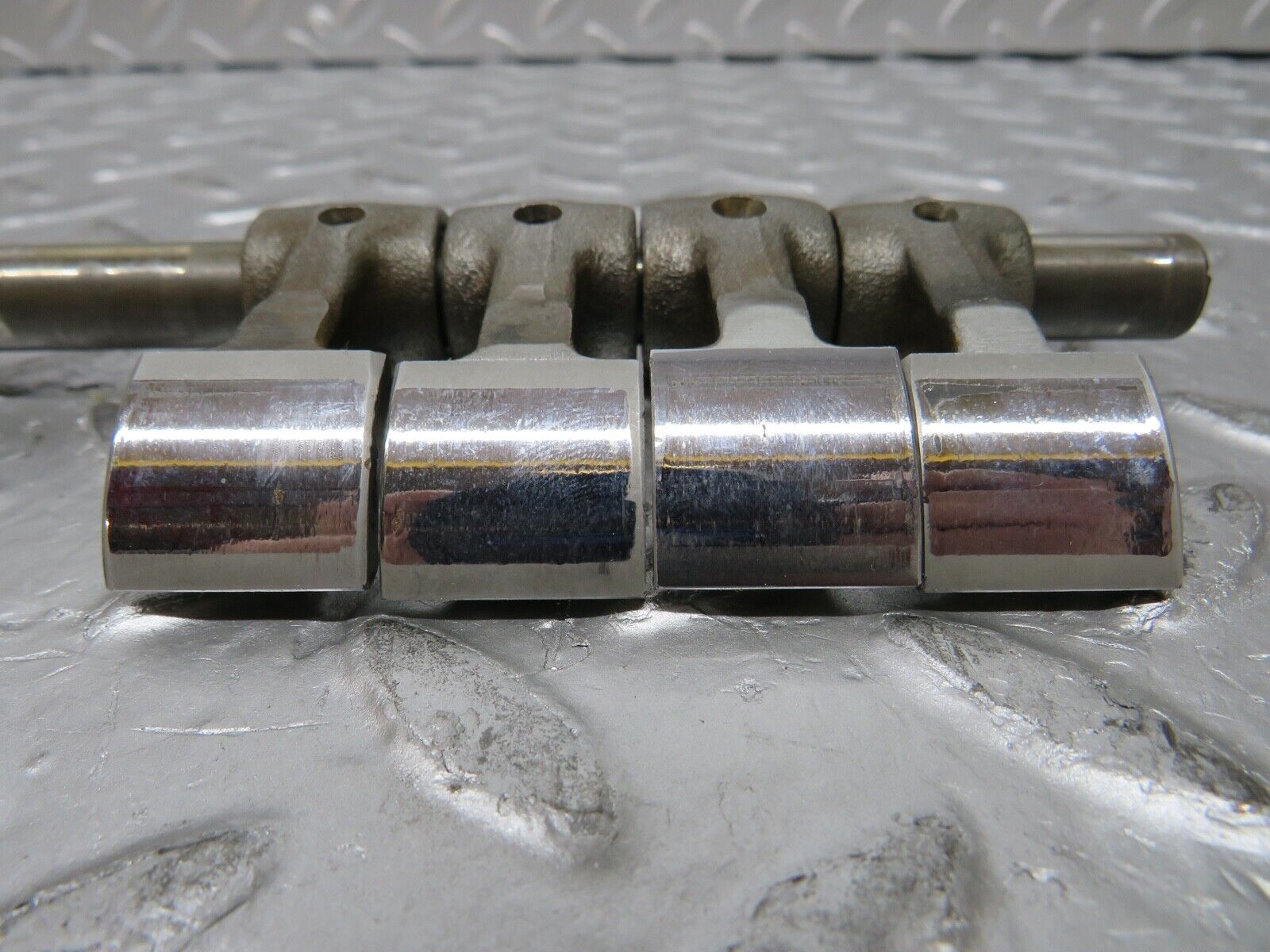 0361 Mercedes-Benz W123 220D Camshaft Rocker Arm With Shaft