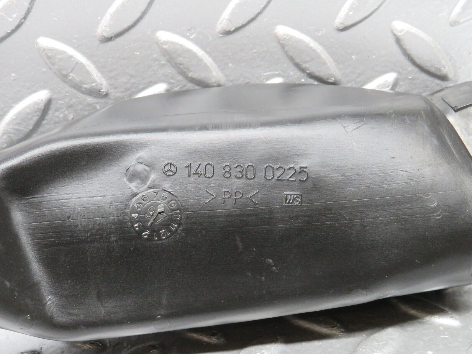 24901 Mercedes-Benz W140 S320 Air Intake Hose Pipe 1408300225