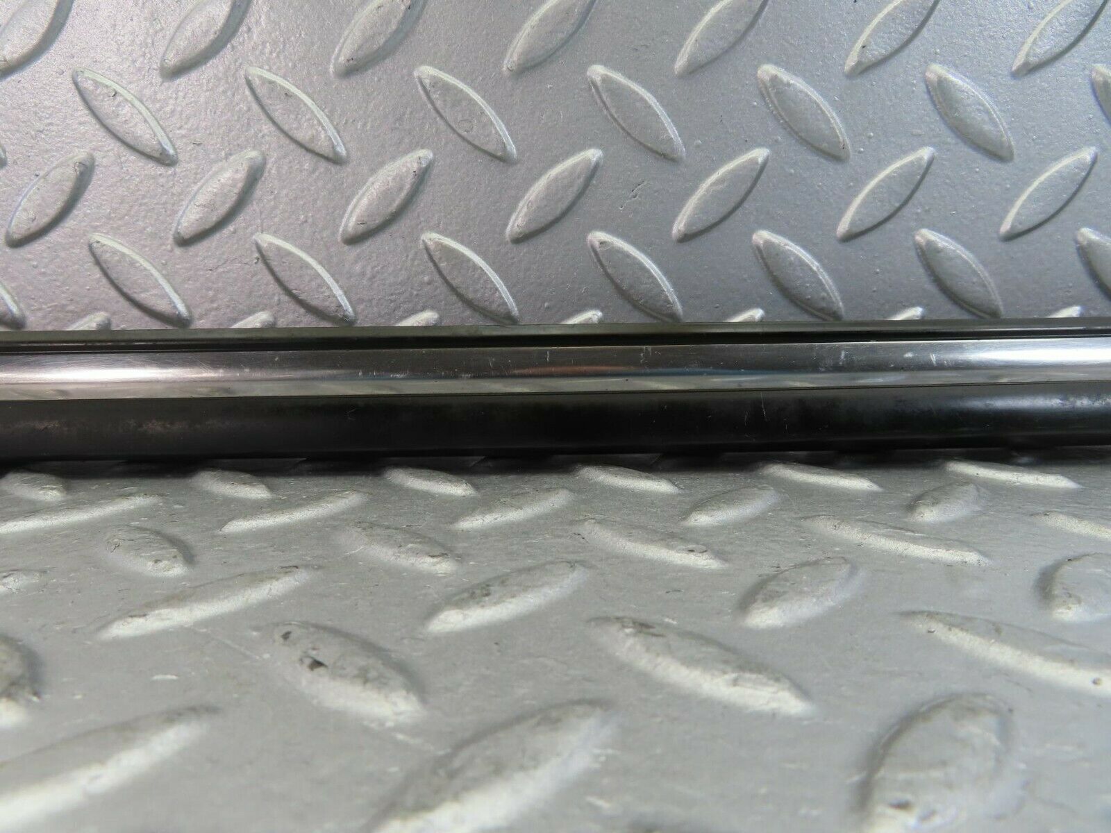 10238 Mercedes-Benz W116 Front Right Door Centre Moulding Trim