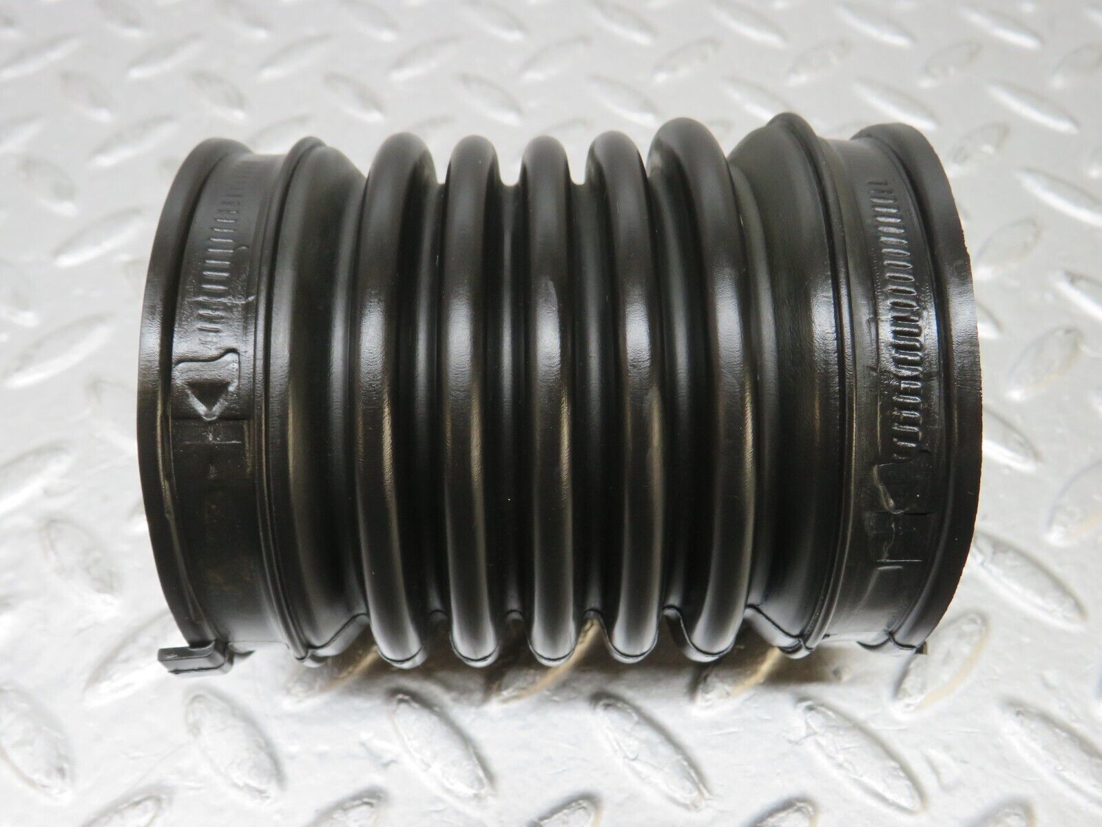 37813 Mercedes-Benz A124 320E Cabriolet Air Intake Hose Pipe 1040940191