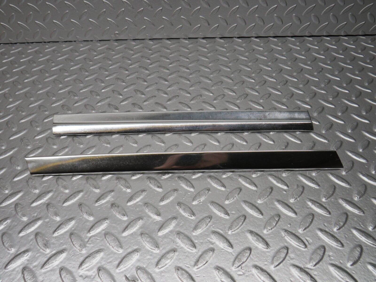 0742 Mercedes-Benz C107 350SLC Coupe Rear Left Window Chrome