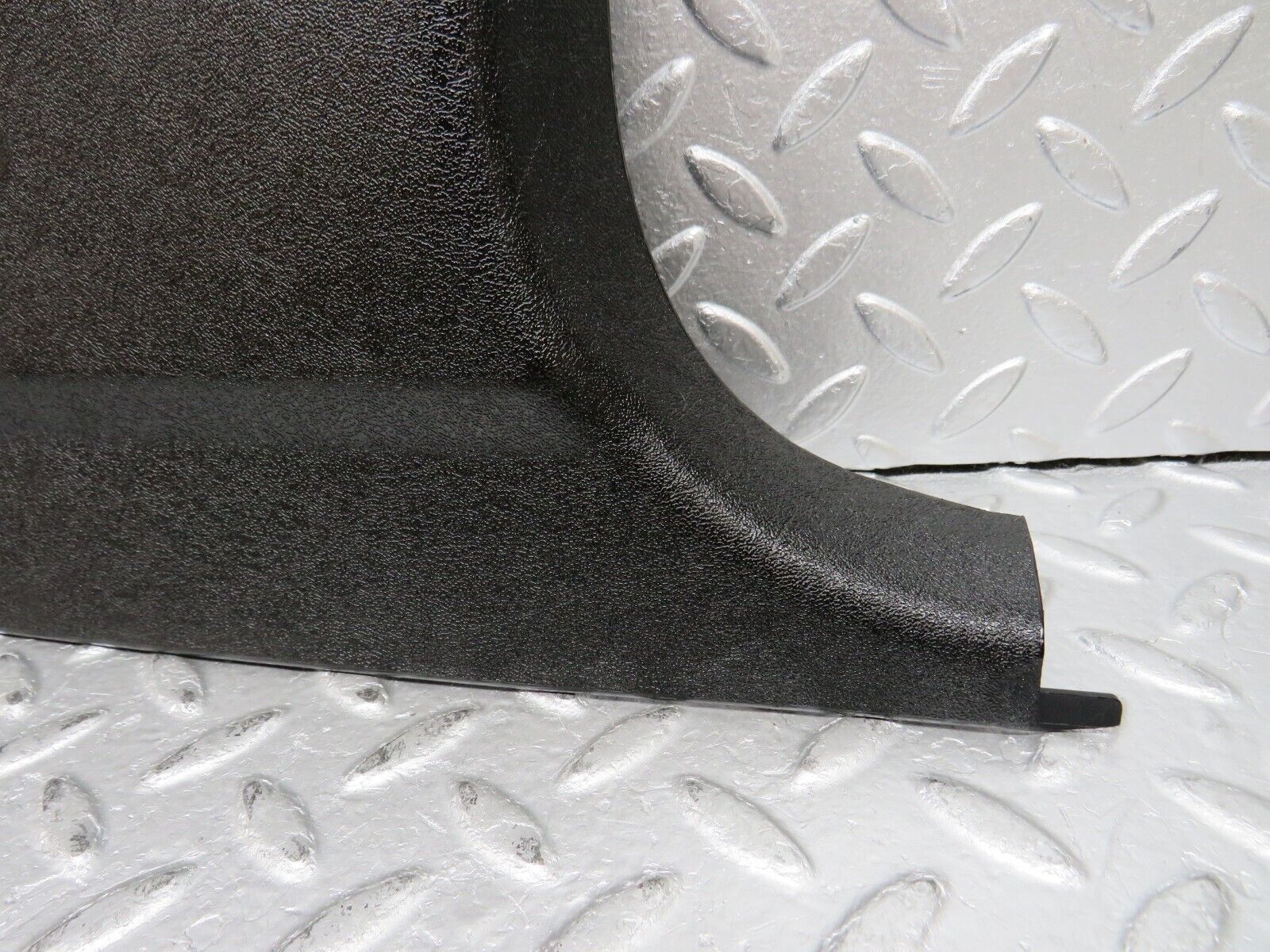 33291 Mercedes-Benz W202 C180 Front Right Kick Panel Black 2026800483