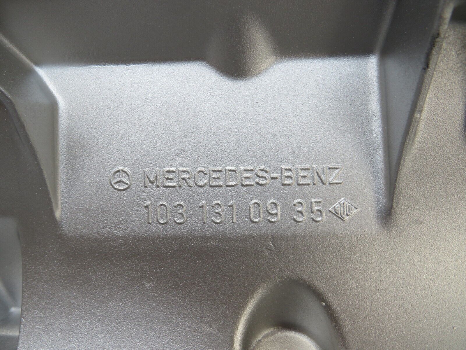 25957 Mercedes-Benz W124 280E Power Steering Pump Bracket 1031310935