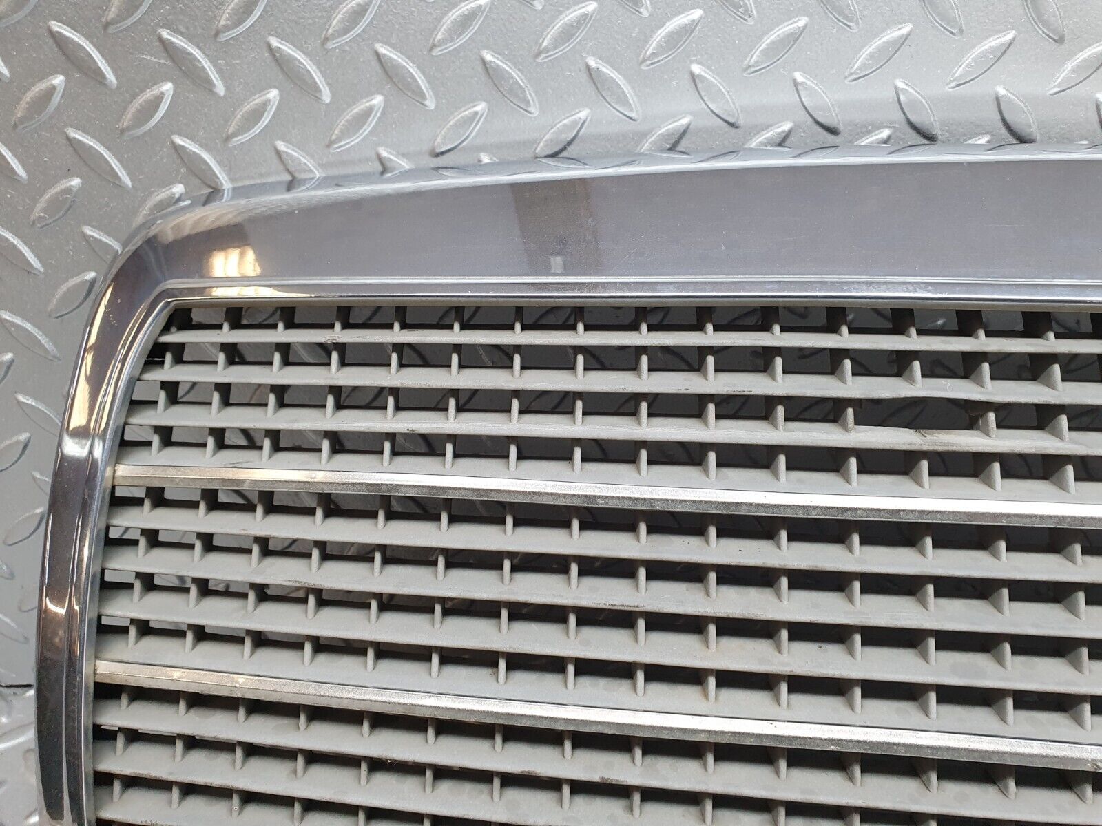 41221 Mercedes-Benz W126 300SE Bonnet Grill Chrome 1268880423