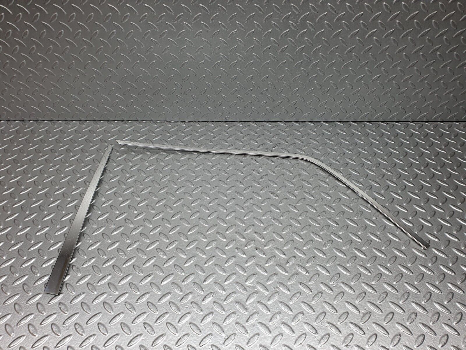 40776 Mercedes-Benz W123 300D Front Right Door Window Chrome Frame