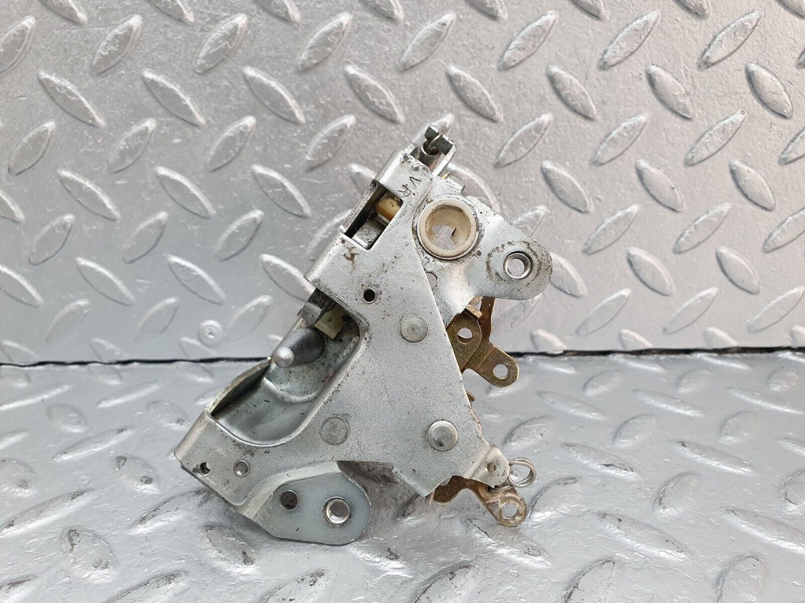 41071 Mercedes-Benz W126 300SE Front Right Door Lock Mechanism No Cover