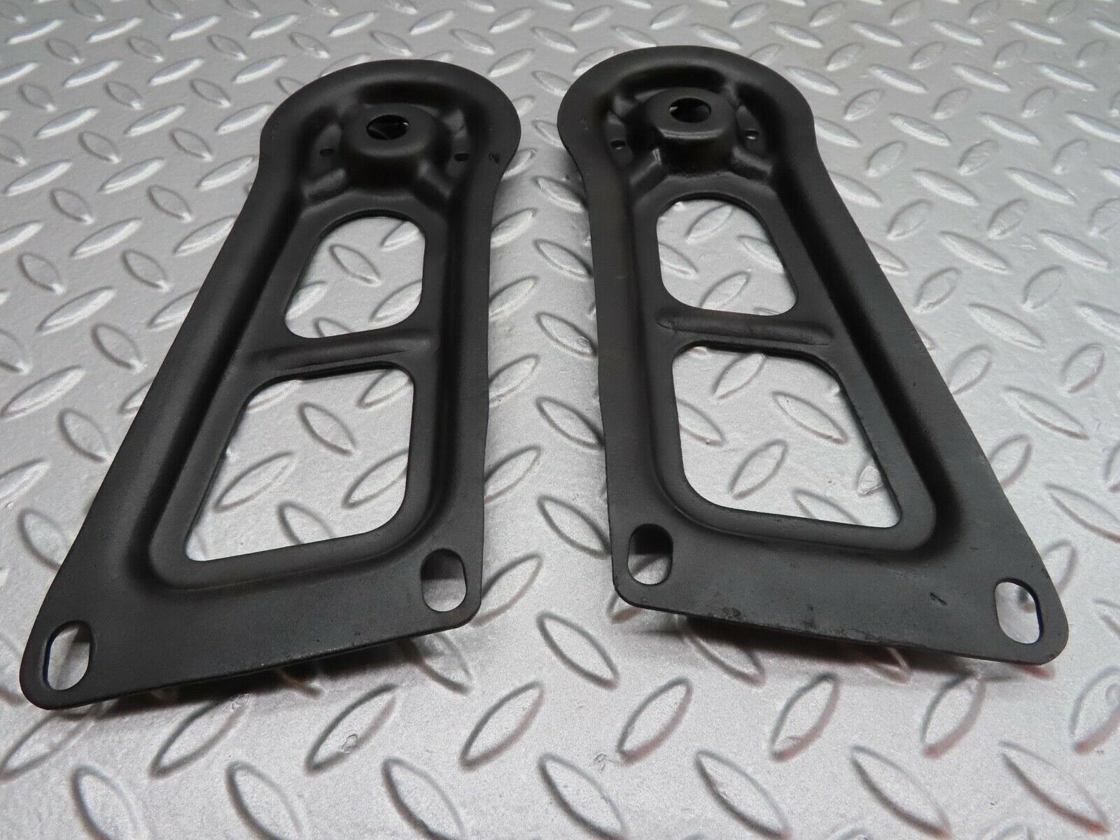 13921 Mercedes-Benz C107 280SLC Rear Suspension Axle Mounting Bracket