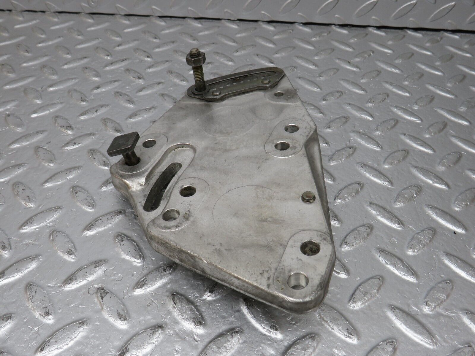 34511 Mercedes-Benz C126 380SEC Coupe Power Steering Pump Bracket 1174661141