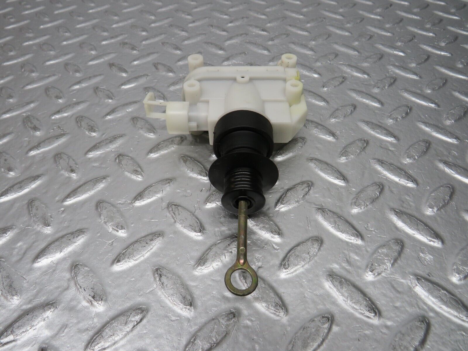 31395 Mercedes-Benz S124 220TE Door Lock Vacuum Actuator Hella Front Right