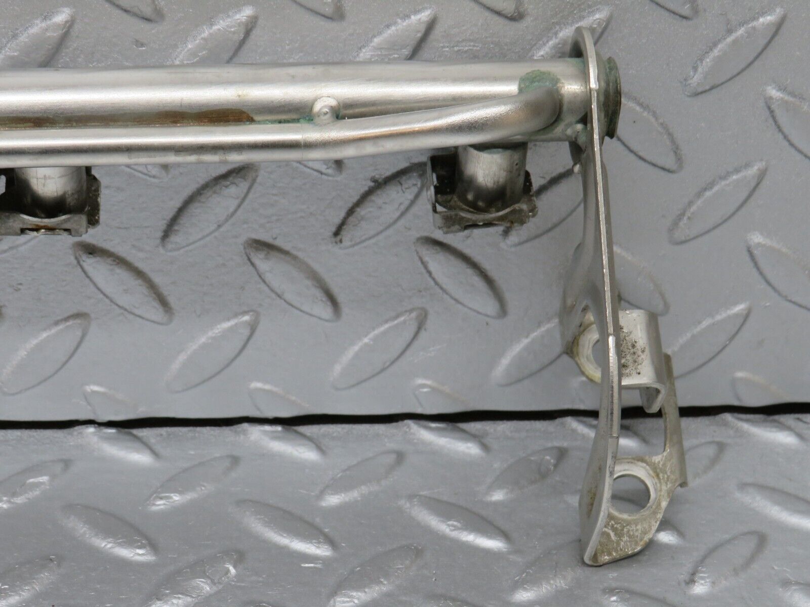 38566 Mercedes-Benz R129 280SL Coupe Fuel Injector Rail