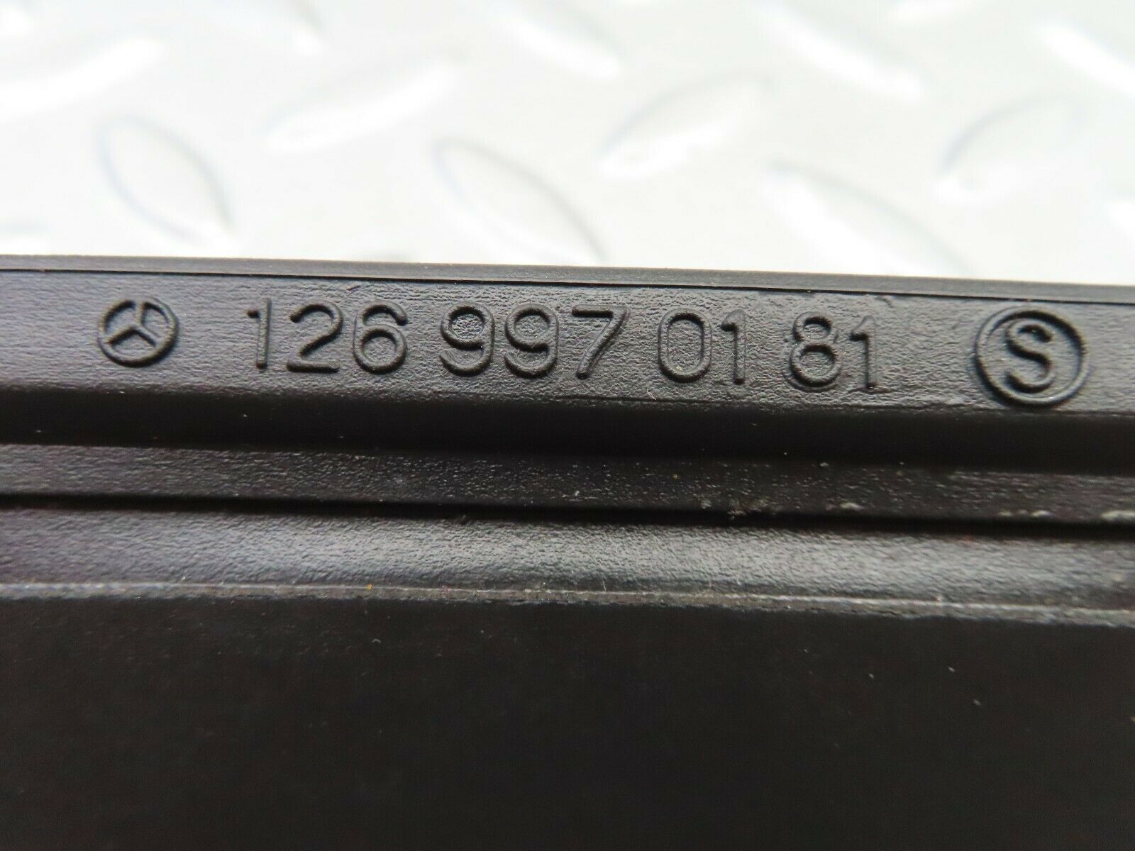 6215 Mercedes-Benz W126 380SE Dashboard Centre Air Vent Rubber Pair 1269970181