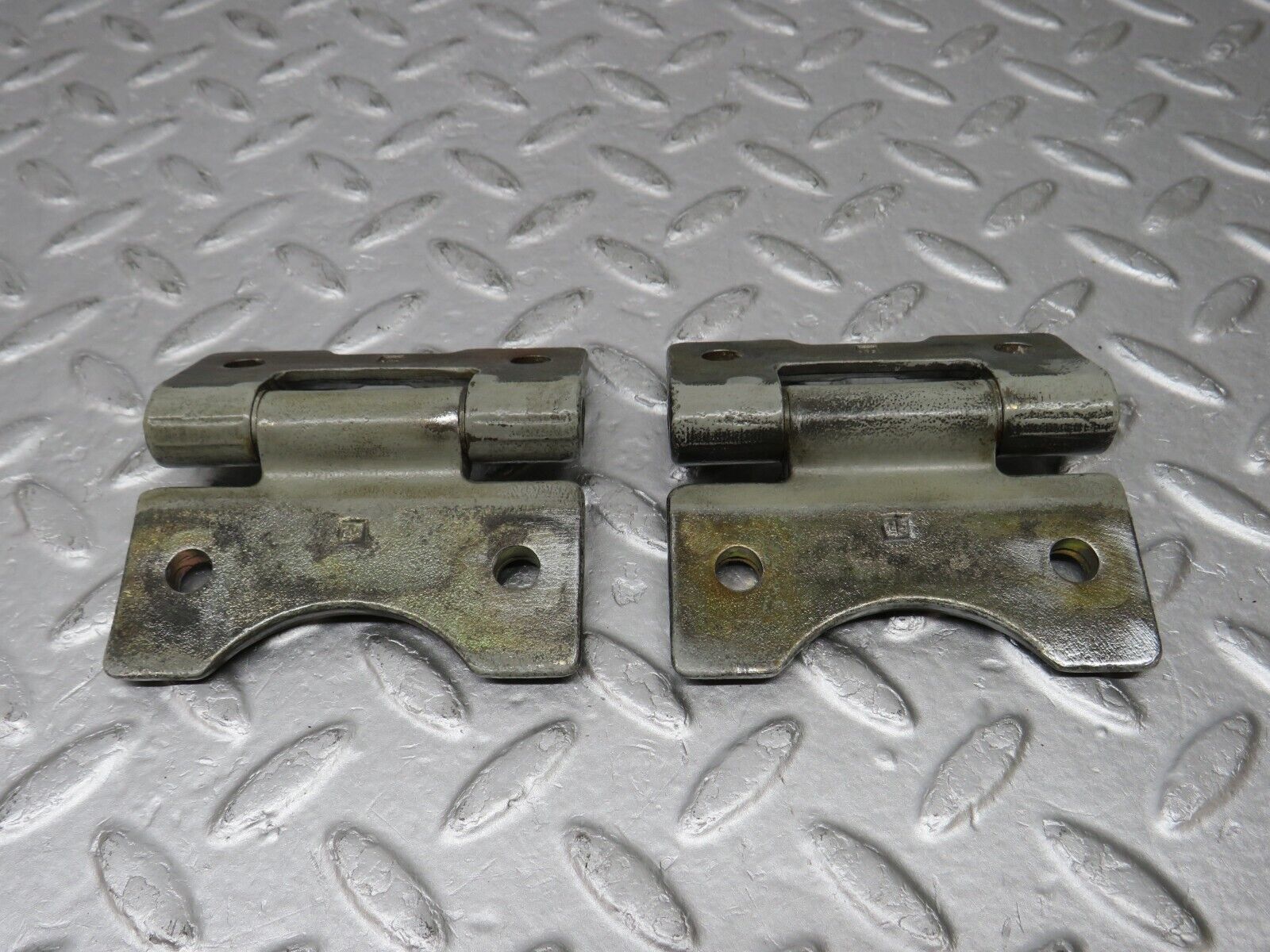 36072 Mercedes-Benz W126 420SE Door Hinge 1237200037