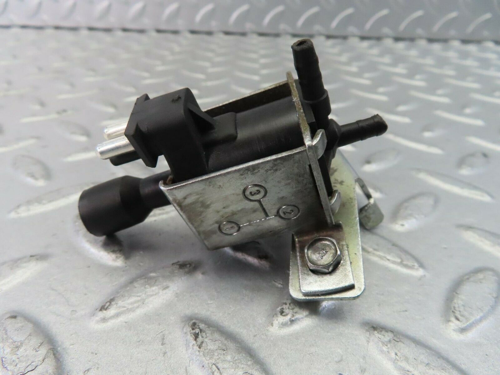 10393 Mercedes-Benz W201 190E Vacuum Control Valve Pierburg 0015407097