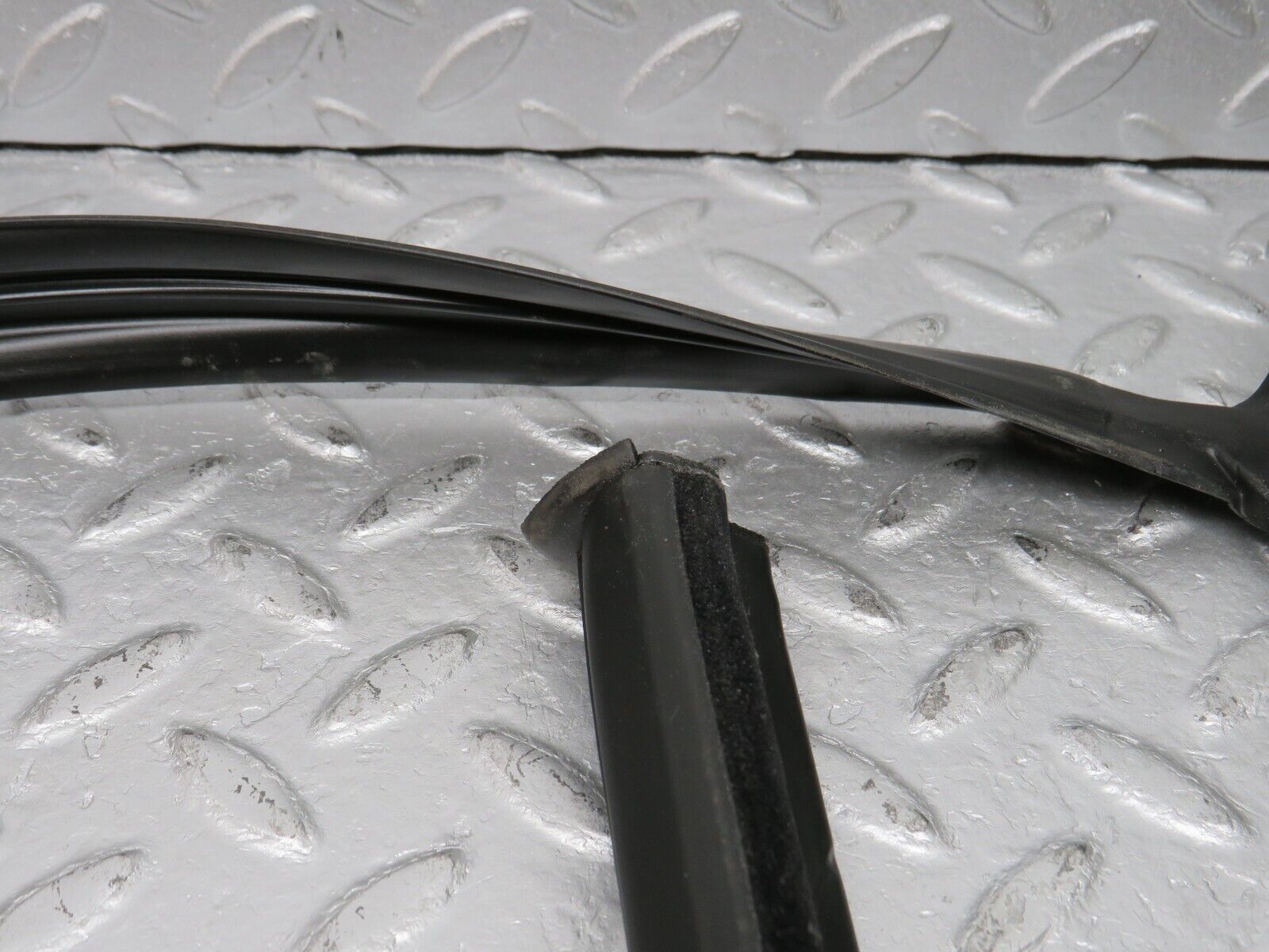 38606 Mercedes-Benz R129 280SL Coupe Front Windscreen Rubber Seal