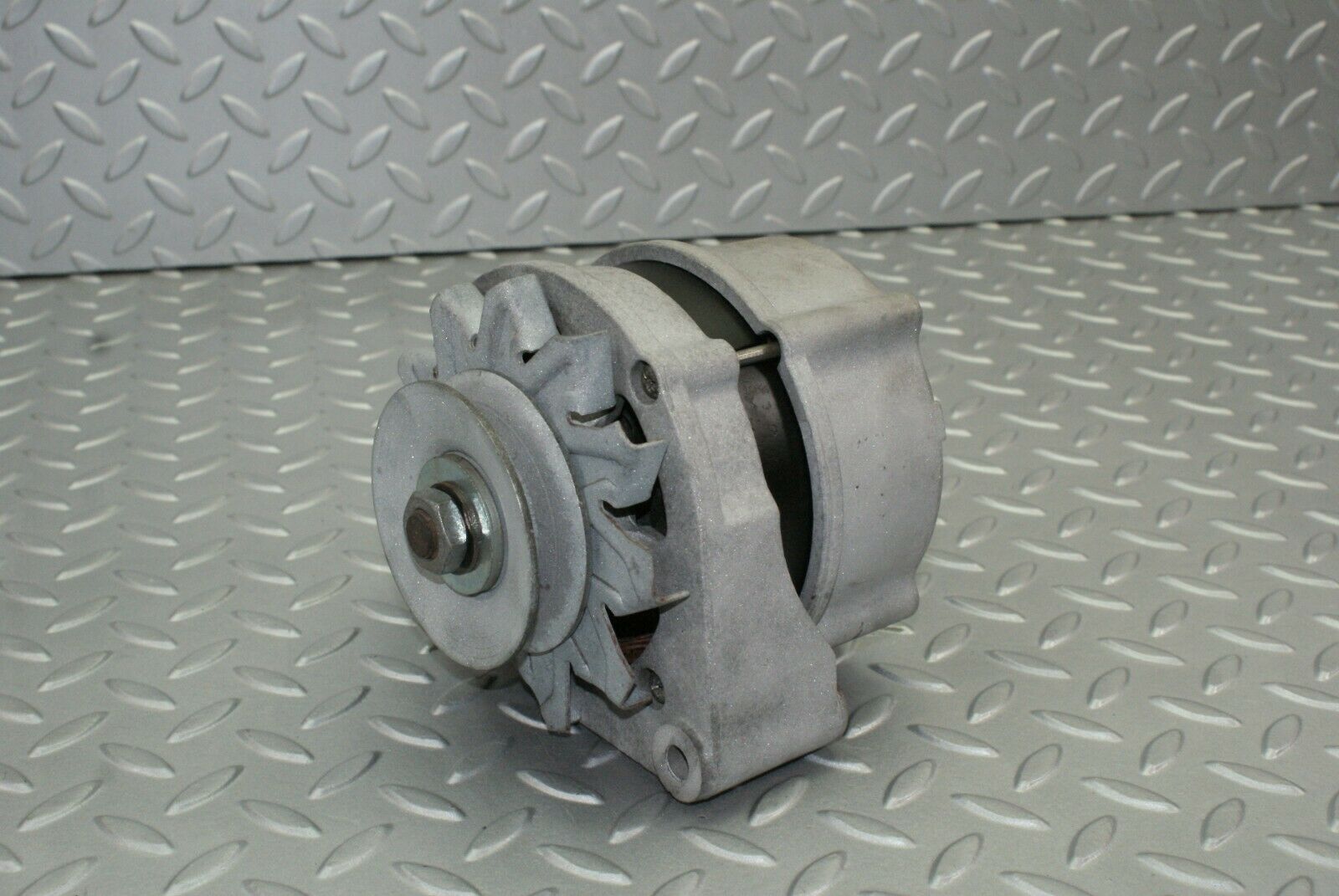 2651 Mercedes-Benz W116 350SE Alternator Bosch