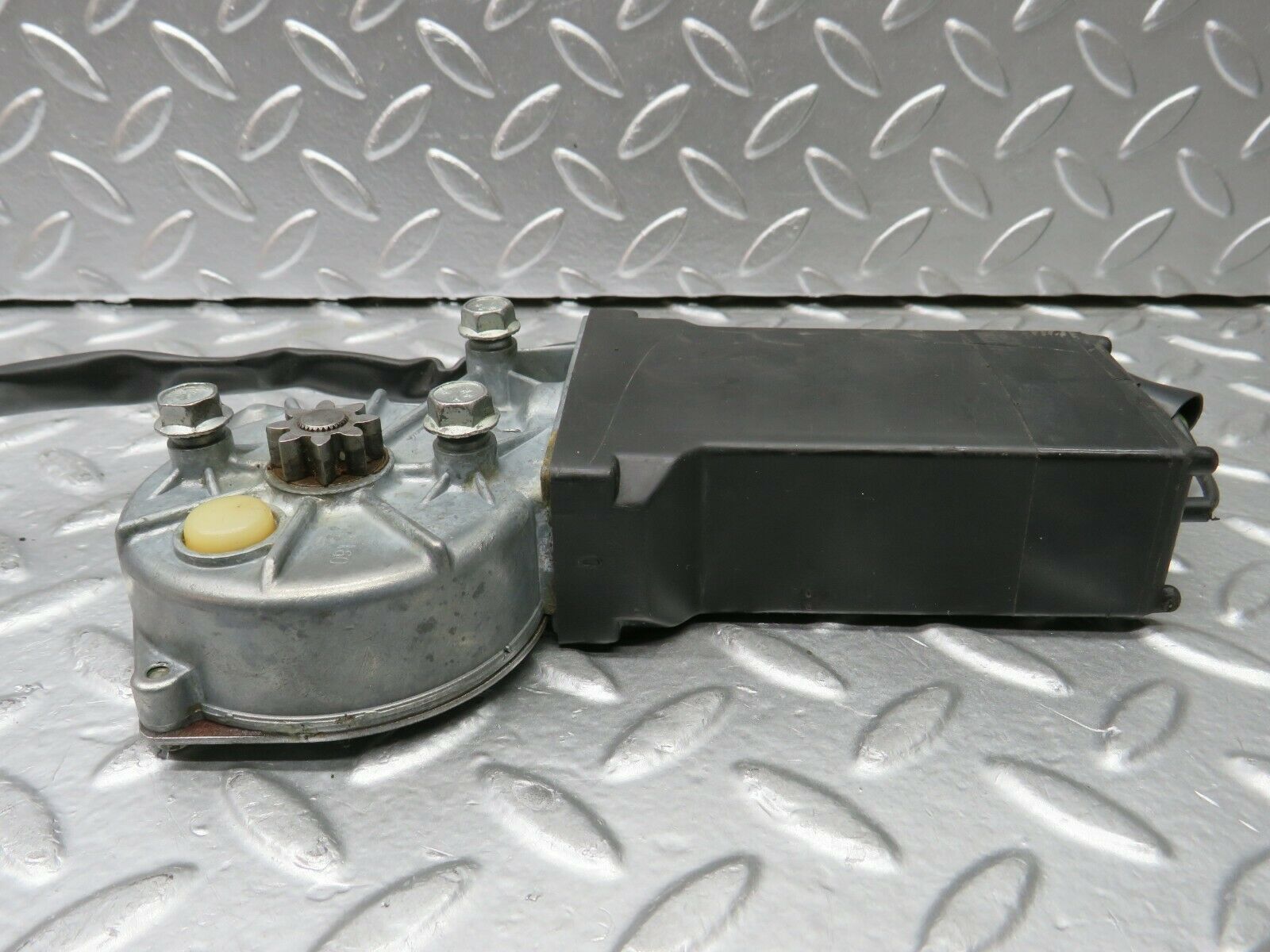 22811 Mercedes-Benz W116 350SE Rear Left Window Regulator Motor 0130820063