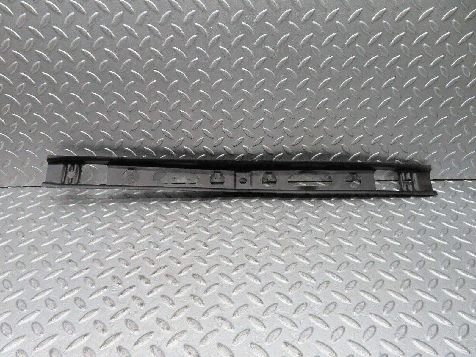 15351 Mercedes-Benz W123 230E Front Bumper Centre Bracket