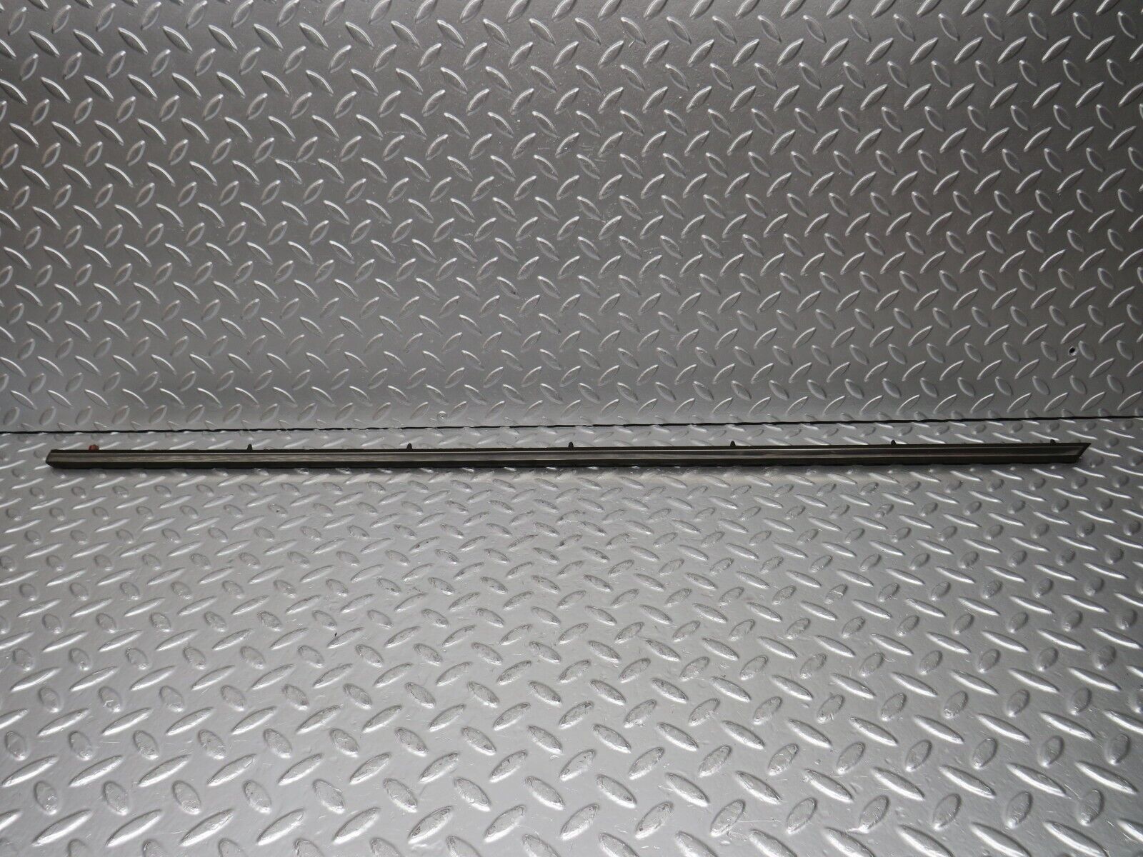 31098 Mercedes-Benz W123 200D Front Right Door Centre Moulding Trim