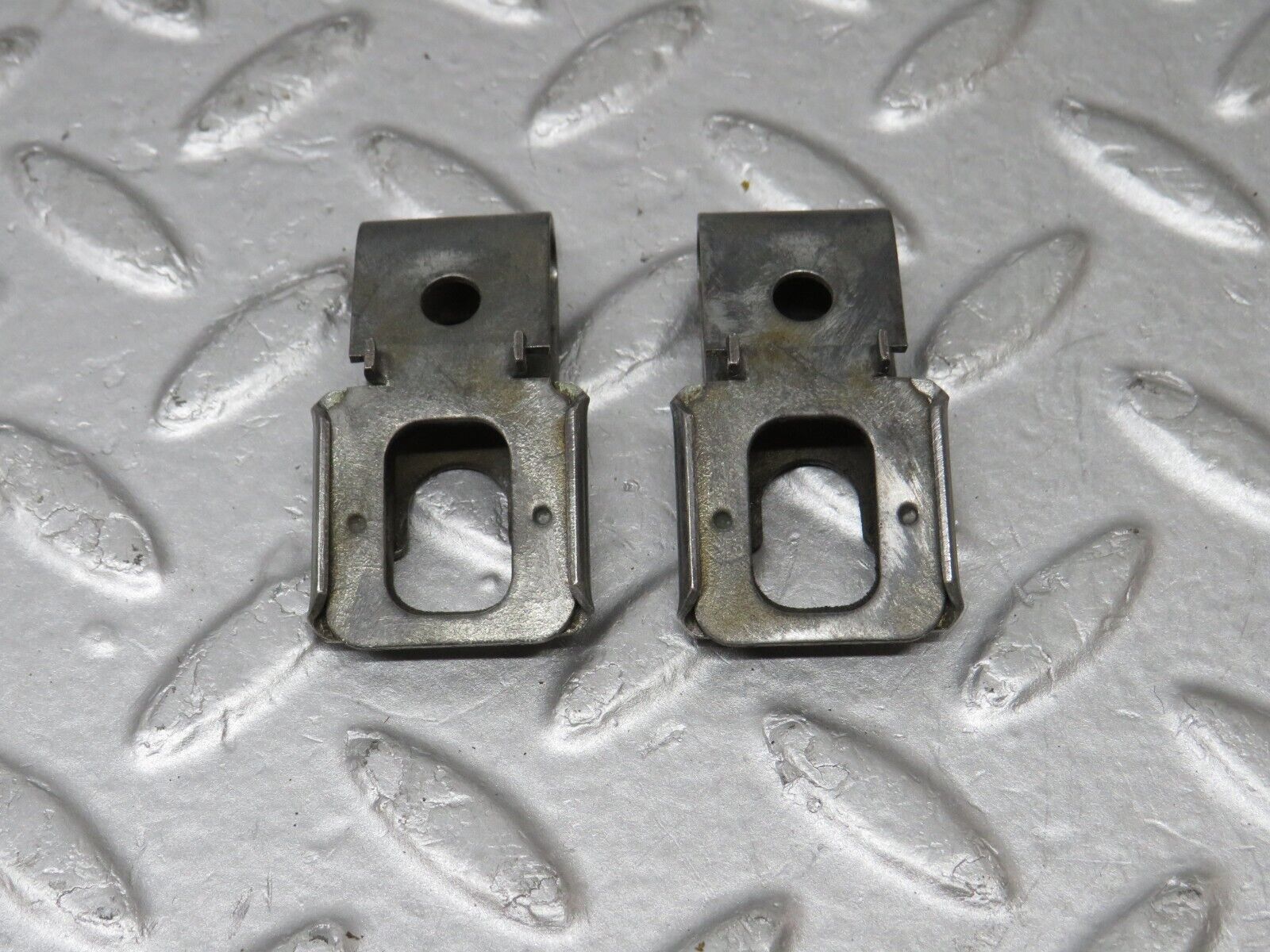 36242 Mercedes-Benz W126 420SE Fuel Injector Bracket 2x