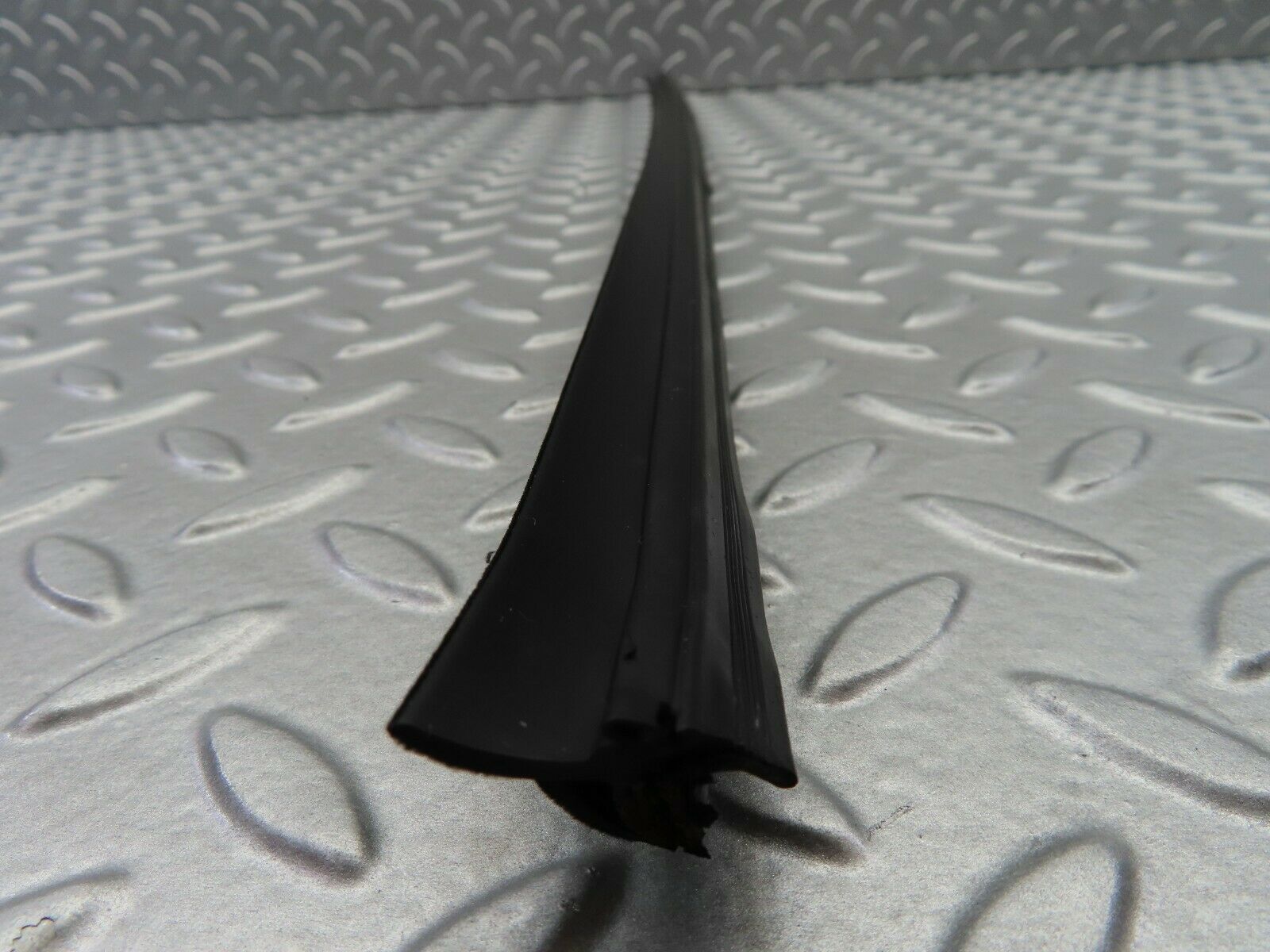 6552 Mercedes-Benz S124 E220 Wagon Window Weatherstrip Seal Front Left