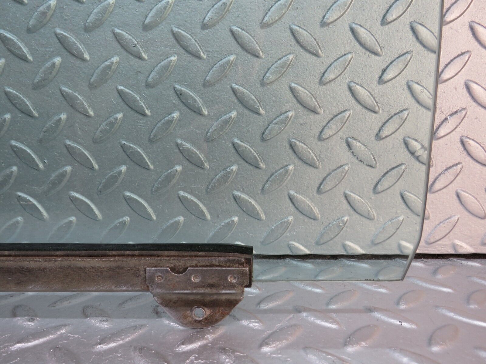 37514 Mercedes-Benz W109 300SEL Front Left Door Window Glass