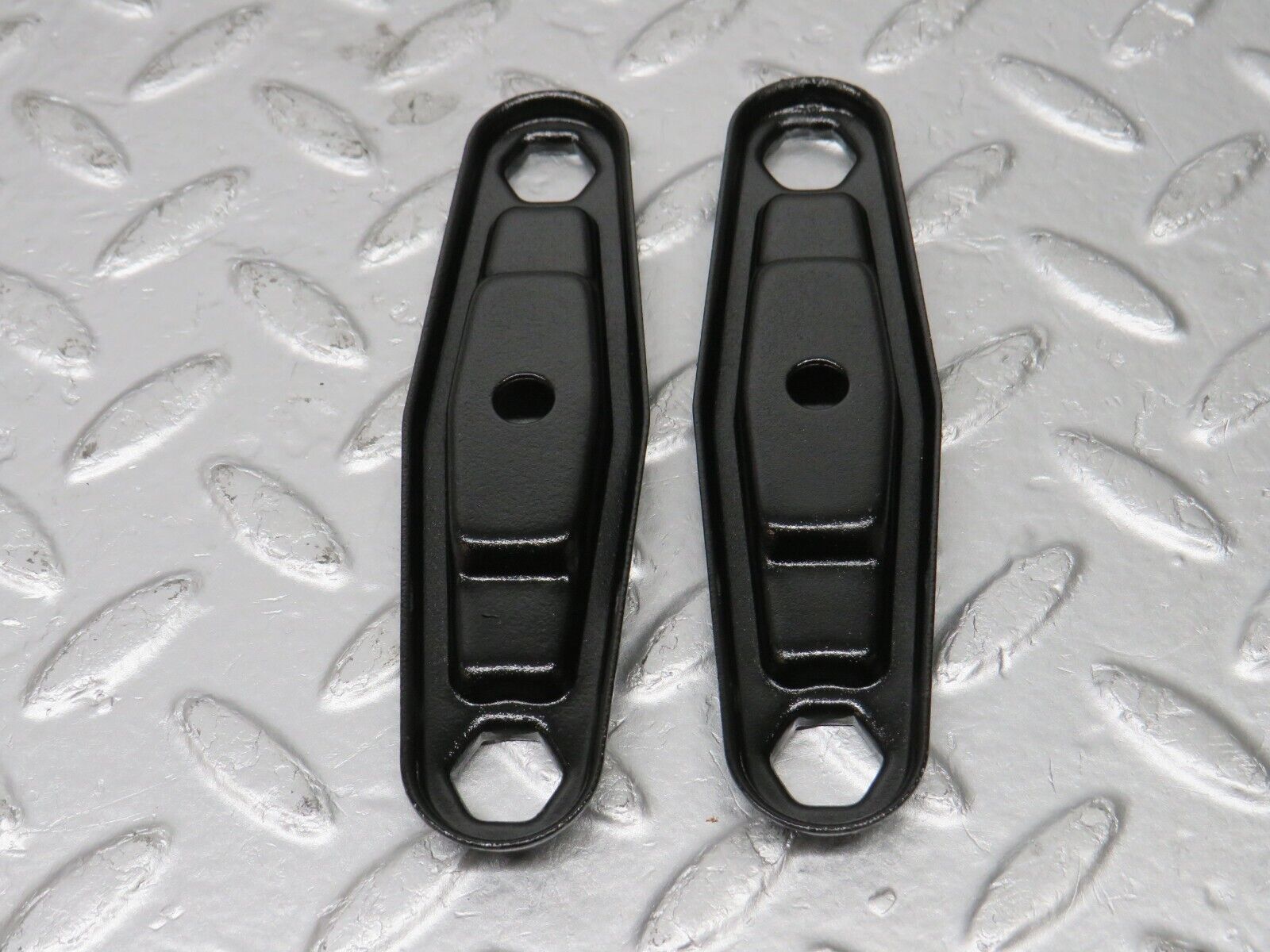 33774 Mercedes-Benz W201 190E 2.0L Fuel Injector Bracket