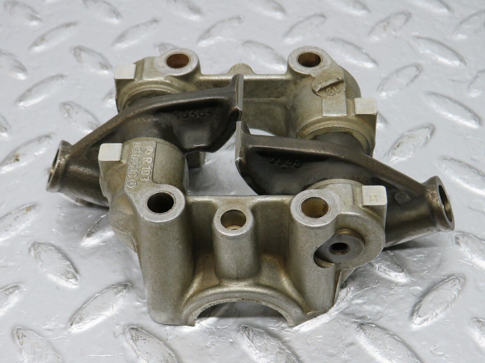 32623 Mercedes-Benz S124 300TE Rocker Arms Camshaft Bearing Block 1030510610