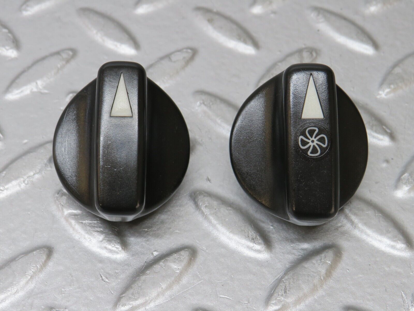 36132 Mercedes-Benz W126 420SE Heater Control Knob Pair