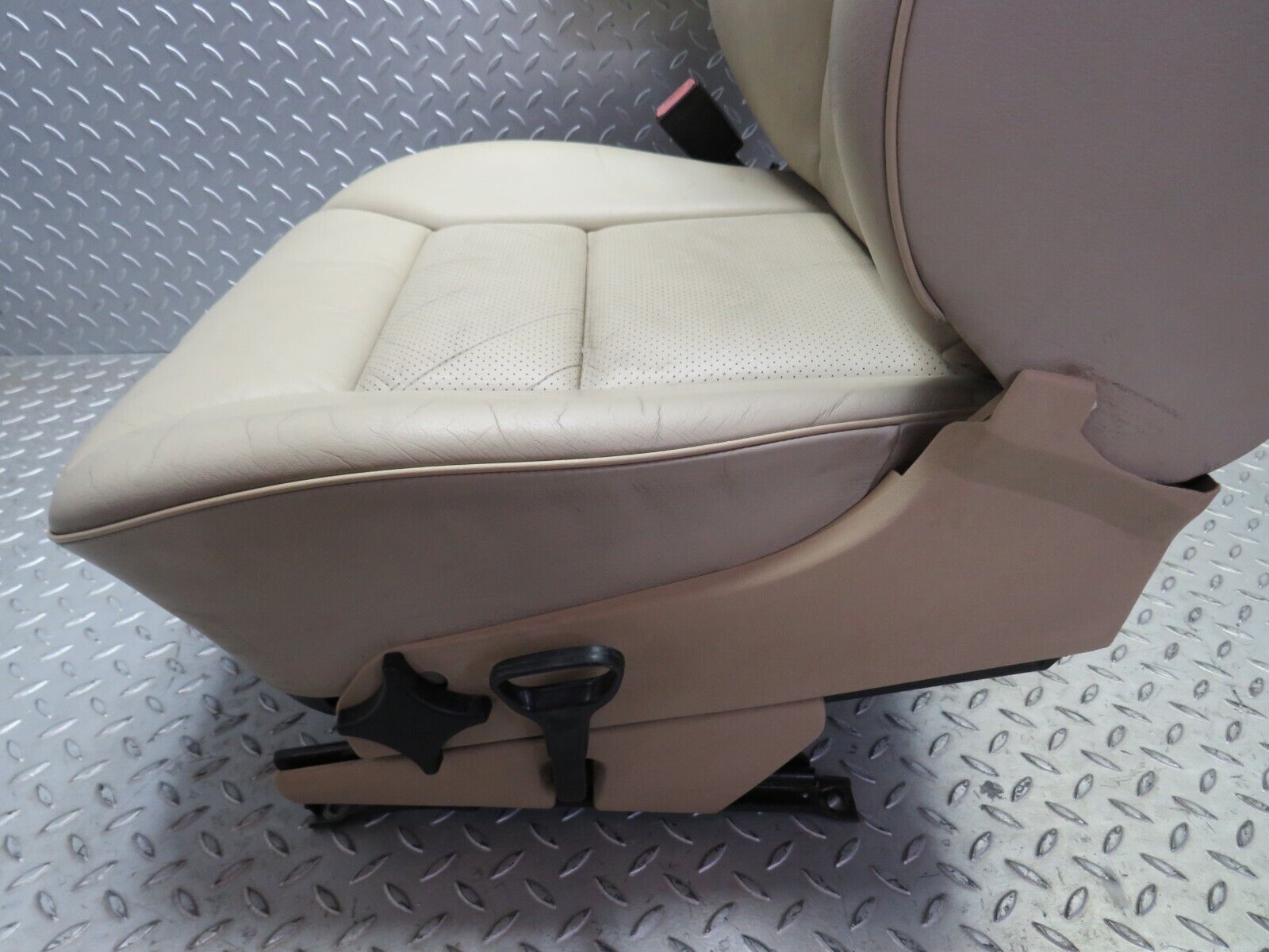 26617 Mercedes-Benz C124 220CE Coupe Front Left Seat Leather Beige