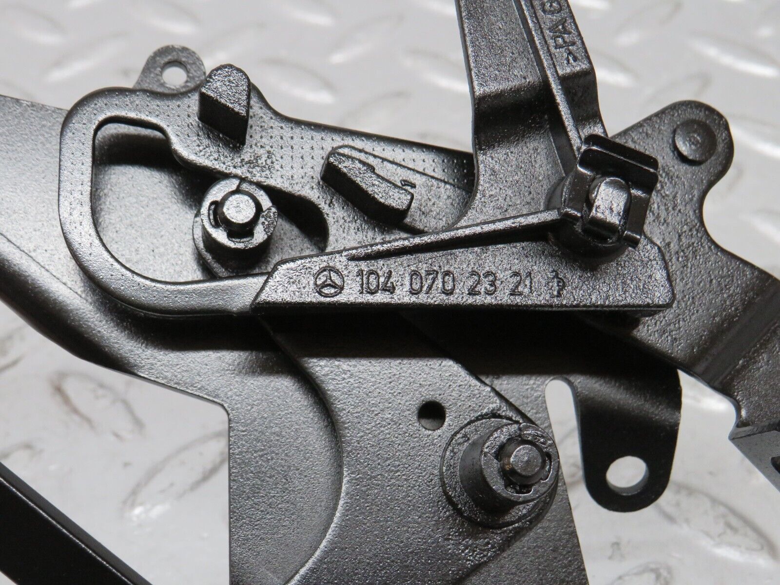 38118 Mercedes-Benz A124 320E Cabriolet Throttle Linkage 1040702321