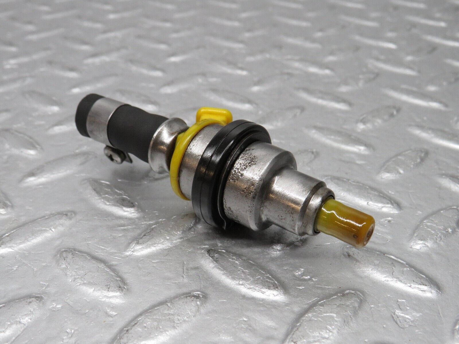 37572 Mercedes-Benz W109 300SEL Fuel Injector Bosch 0280150034