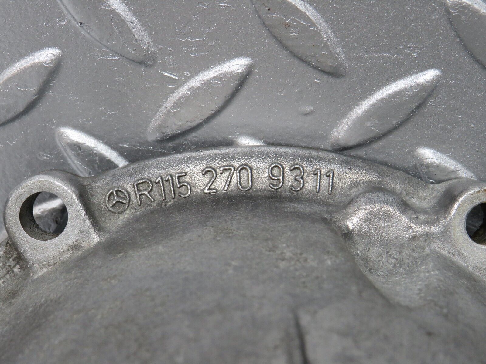 30230 Mercedes-Benz W123 230E Auto Gearbox Rear Housing 722.122 1152709311