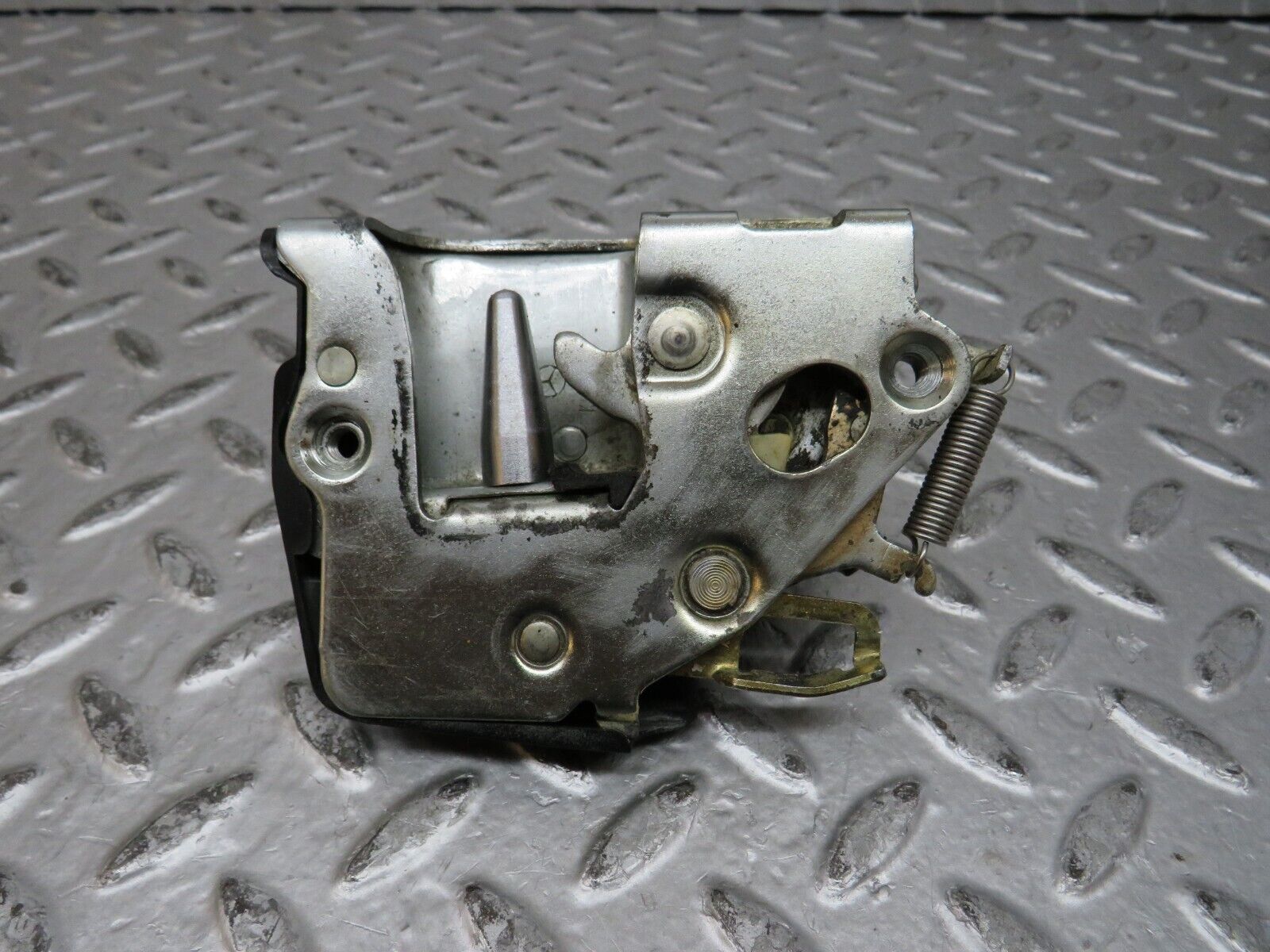 28740 Mercedes-Benz W123 230E Front Left Door Lock Mechanism 1237230108