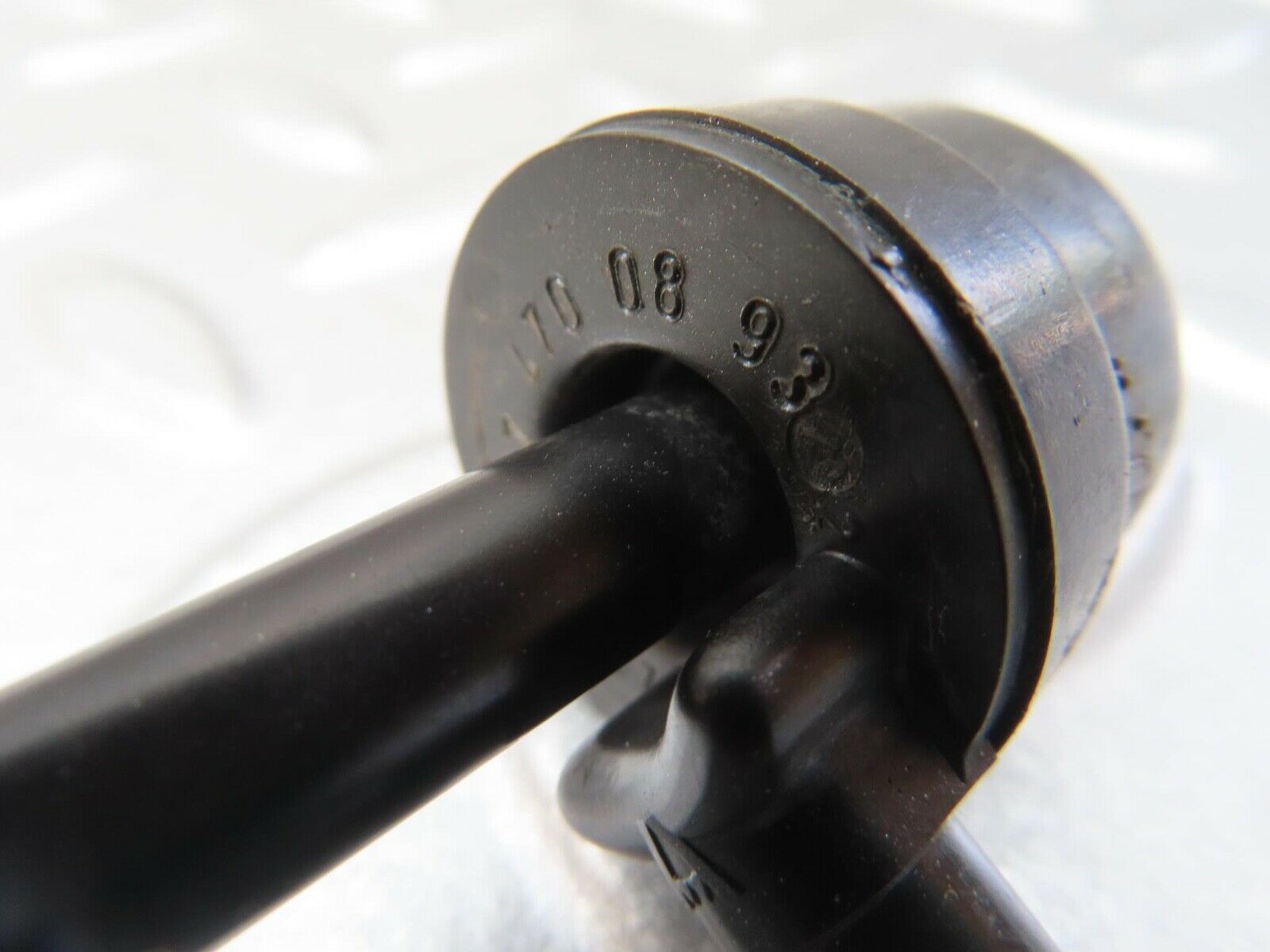 16474 Mercedes-Benz W124 260E Engine Crank Case Vent Valve 1074700893