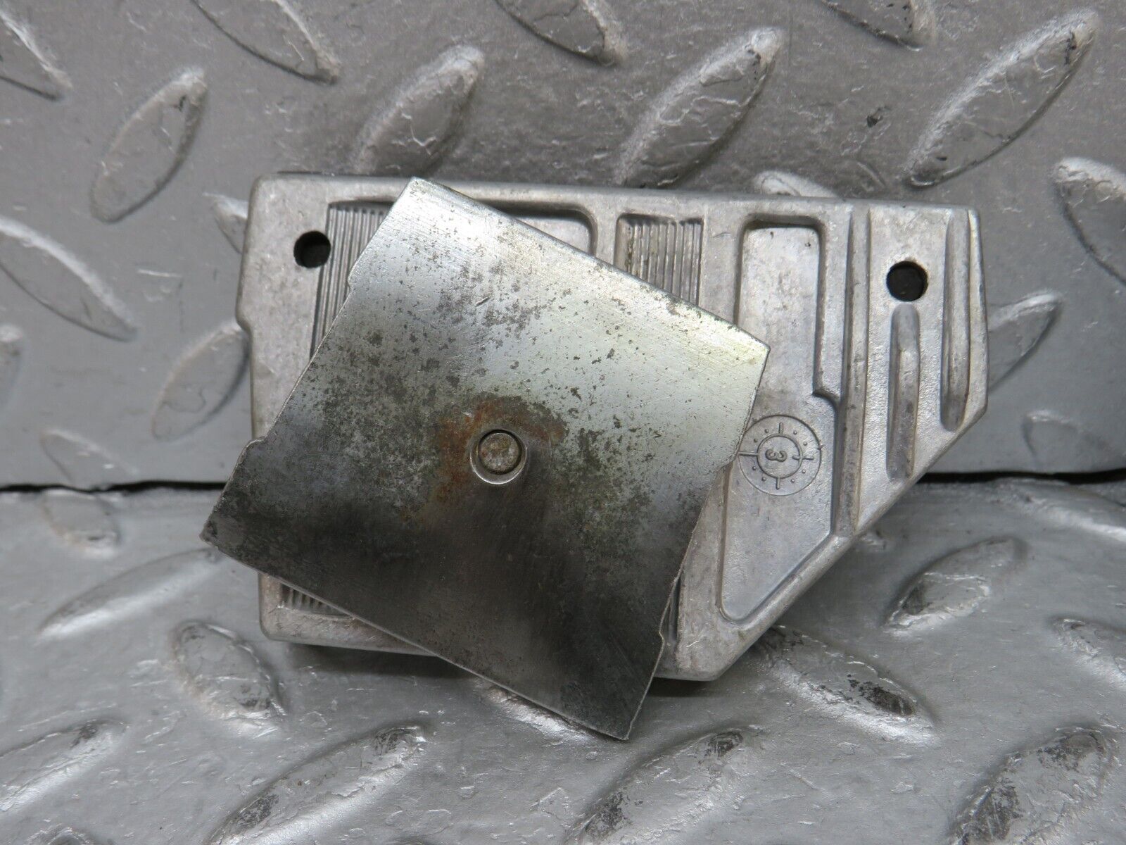 37818 Mercedes-Benz A124 320E Cabriolet Door Window Guide Bracket 2x 1247250132 1247250232