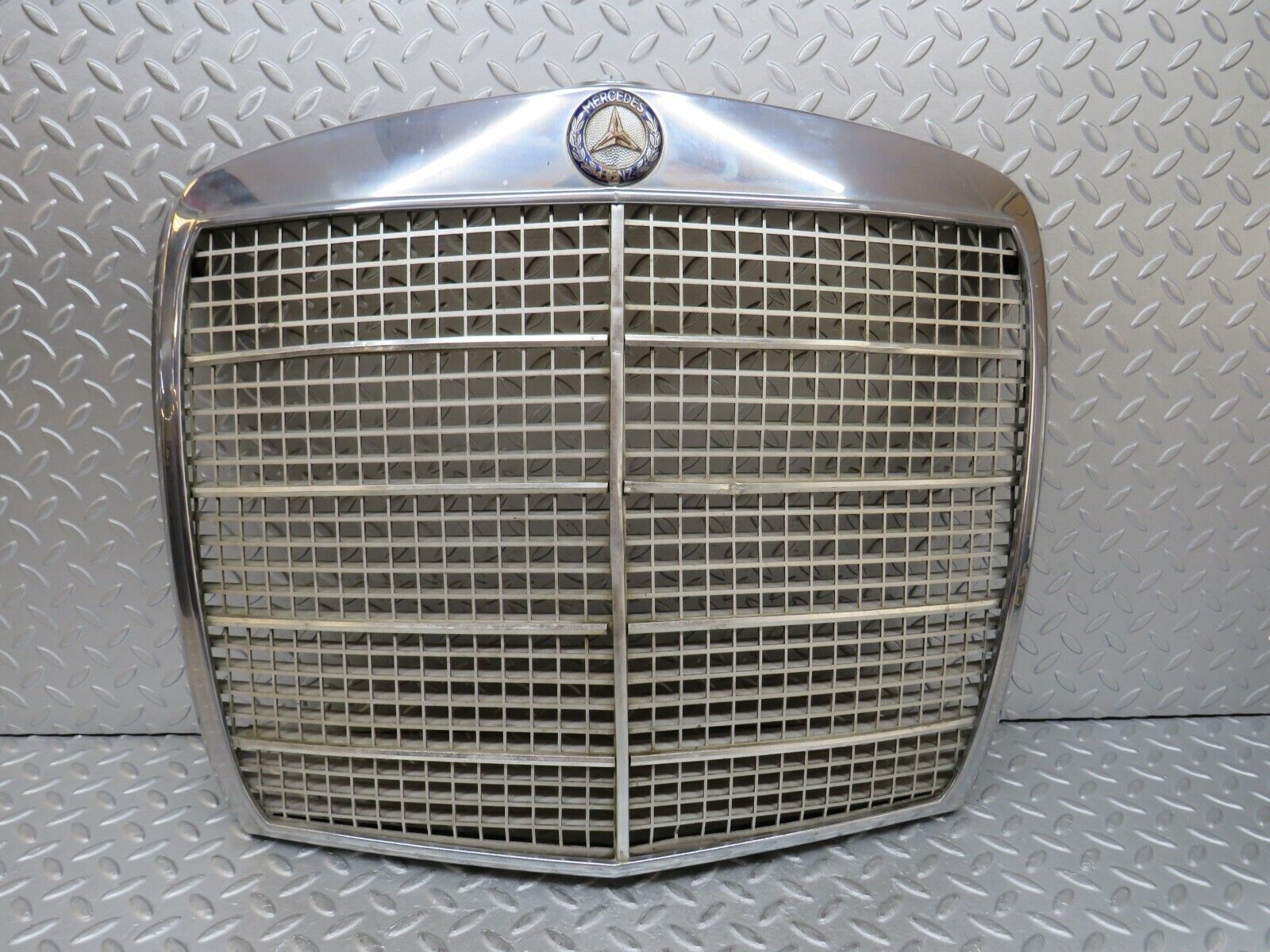 35837 Mercedes-Benz W108 Bonnet Grill Chrome