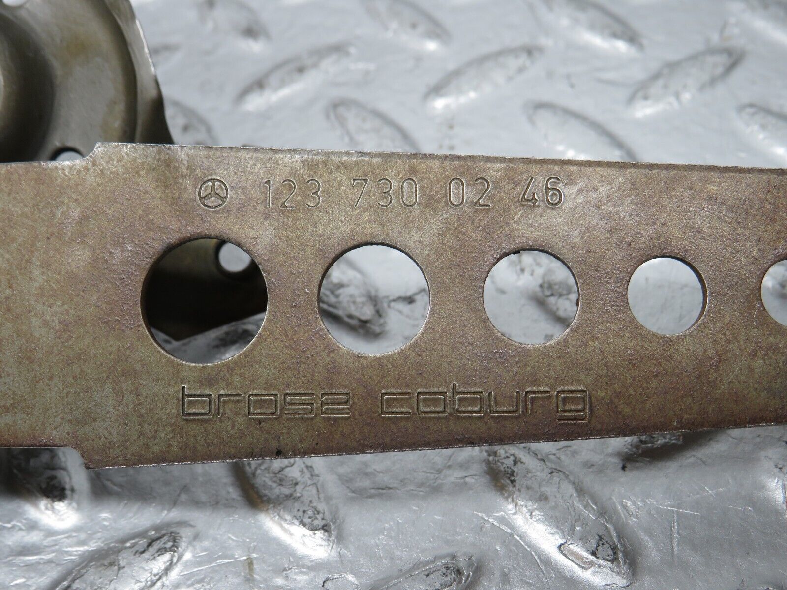 31153 Mercedes-Benz W123 200D Rear Right Manual Window Regulator 1237300246