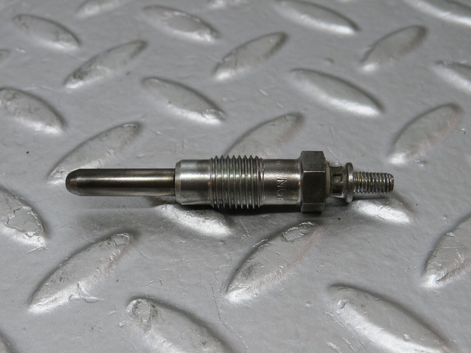 32895 Mercedes-Benz W123 300D Glow Plug Bosch Y-902R 046