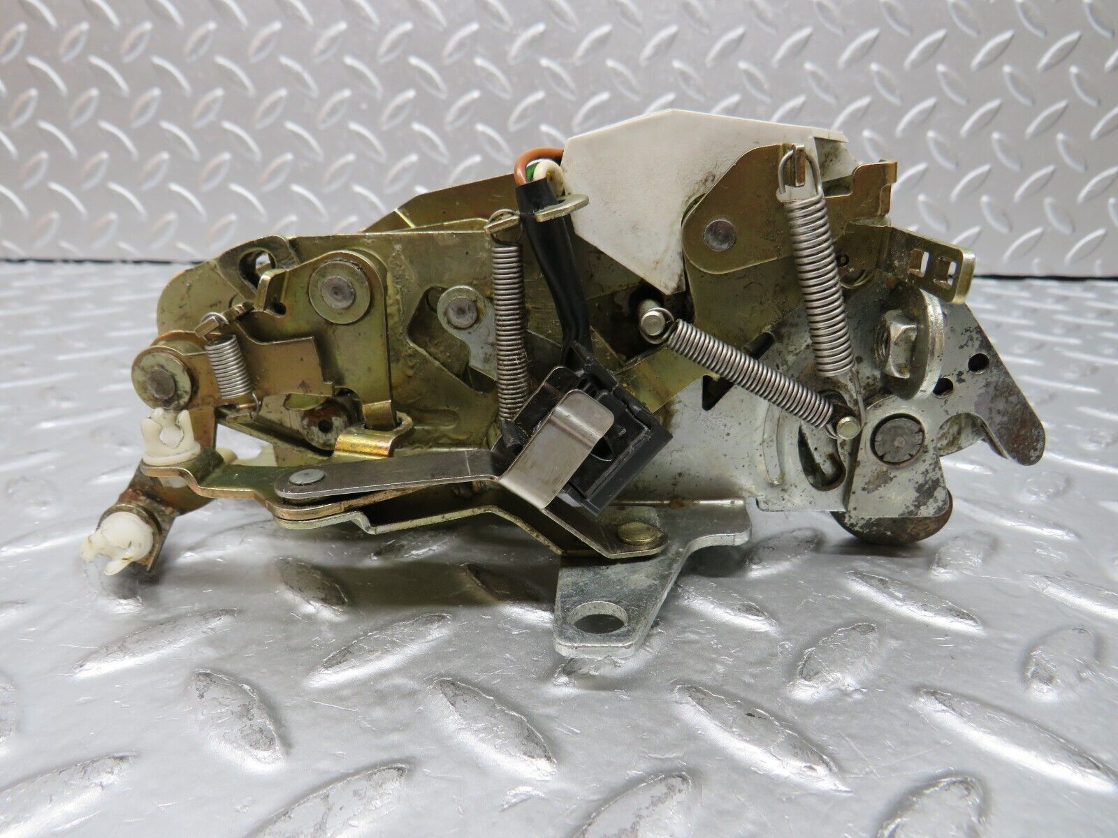 31361 Mercedes-Benz S124 220TE Wagon Tailgate Lock Mechanism