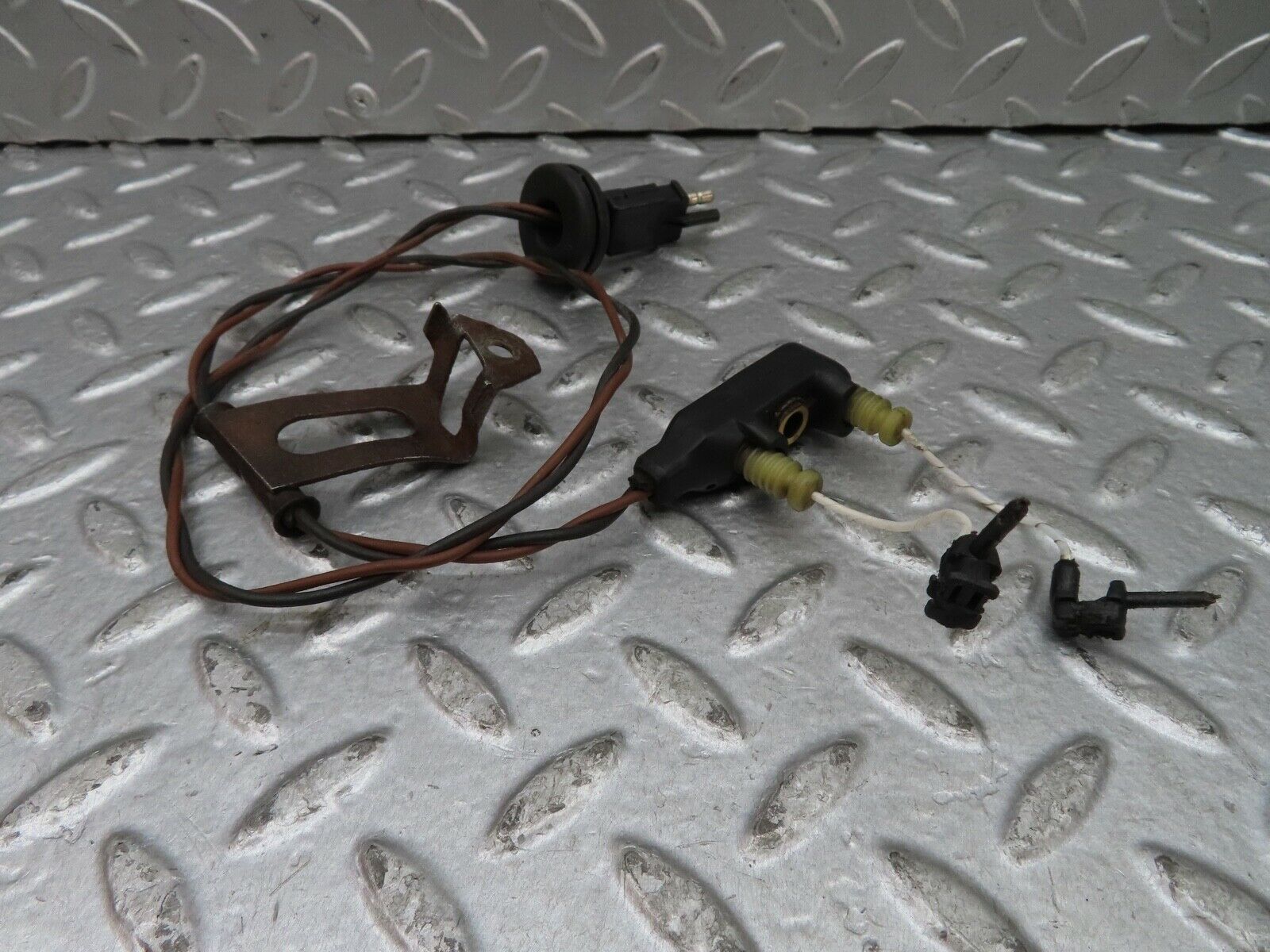 19270 Mercedes-Benz W123 300D Front Brake Pads Sensor Pair 0085451728