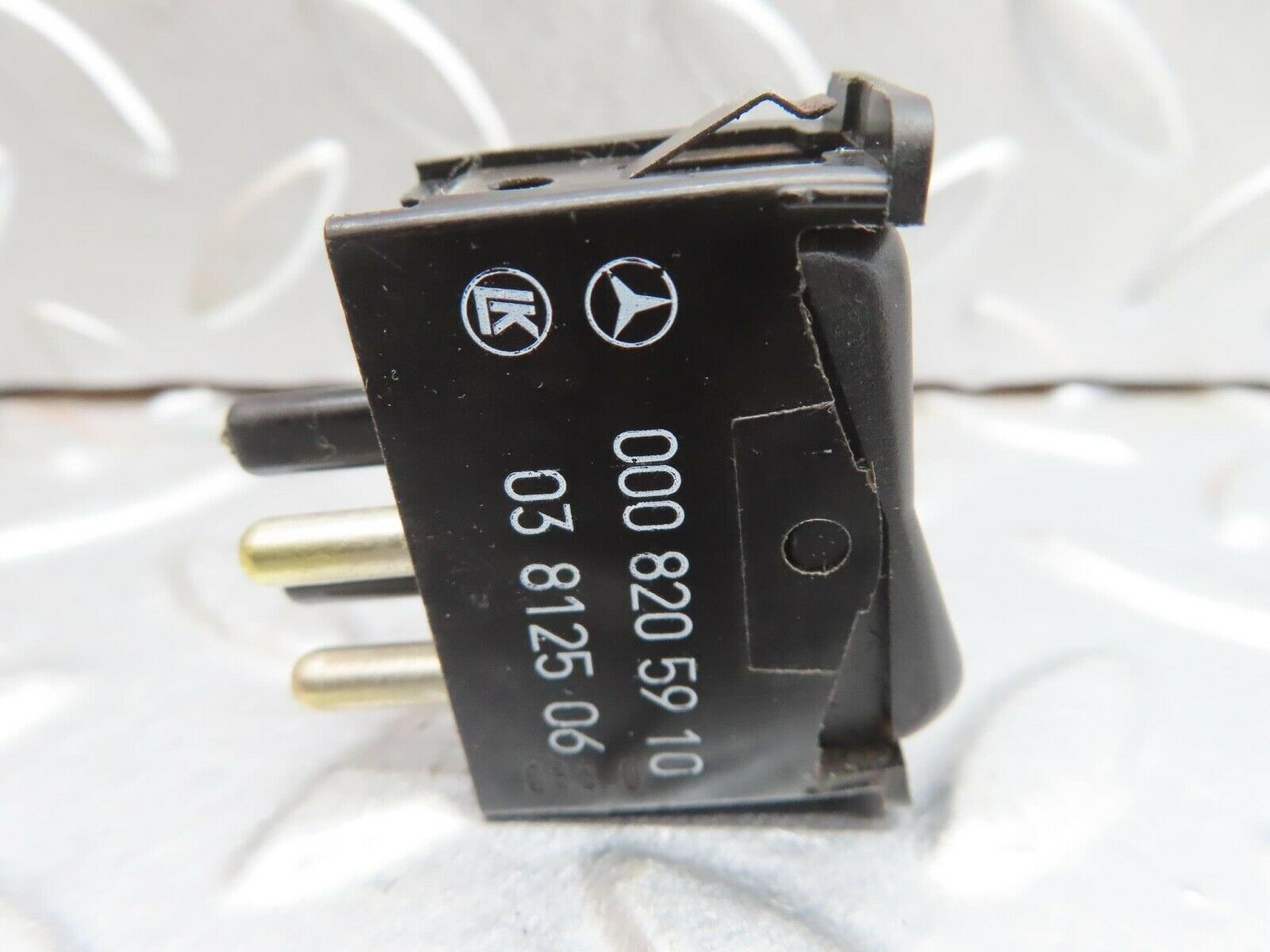 13672 Mercedes-Benz W123 200 Interior Light Switch 0008205910