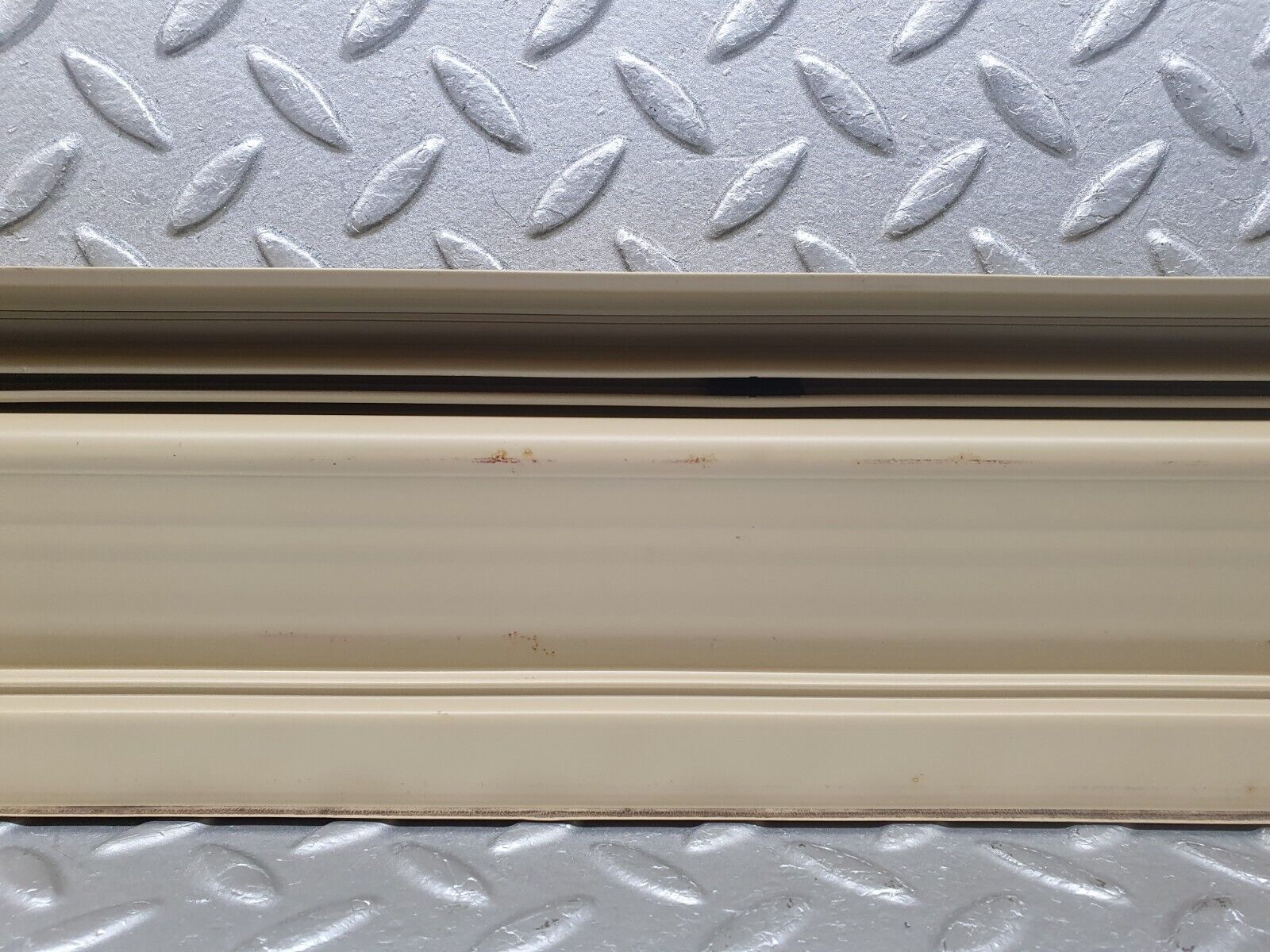 40908 Mercedes-Benz W126 300SE Rear Right Door Sill Trim Beige