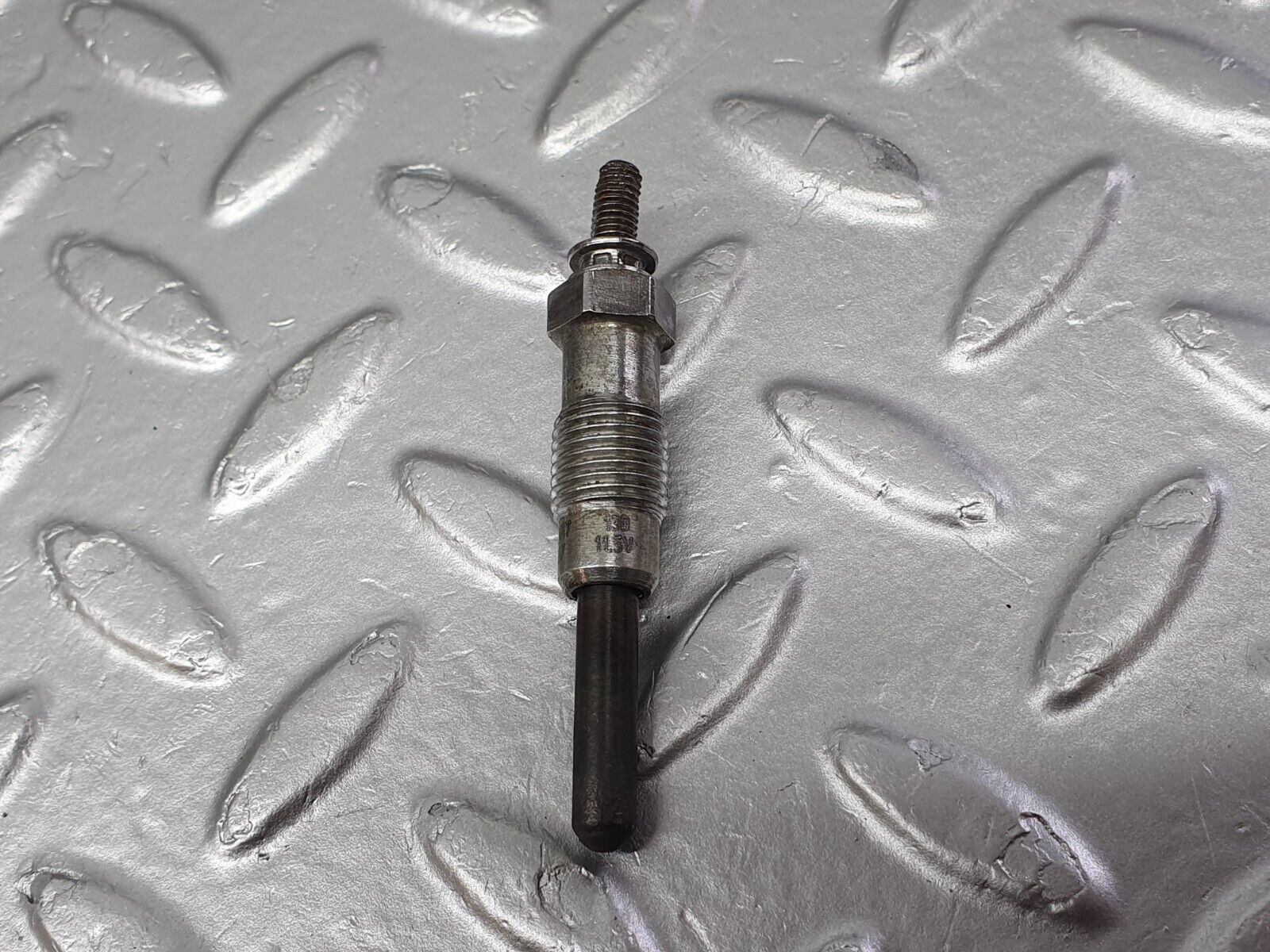 40848 Mercedes-Benz W123 300D Glow Plug Beru 0100221107