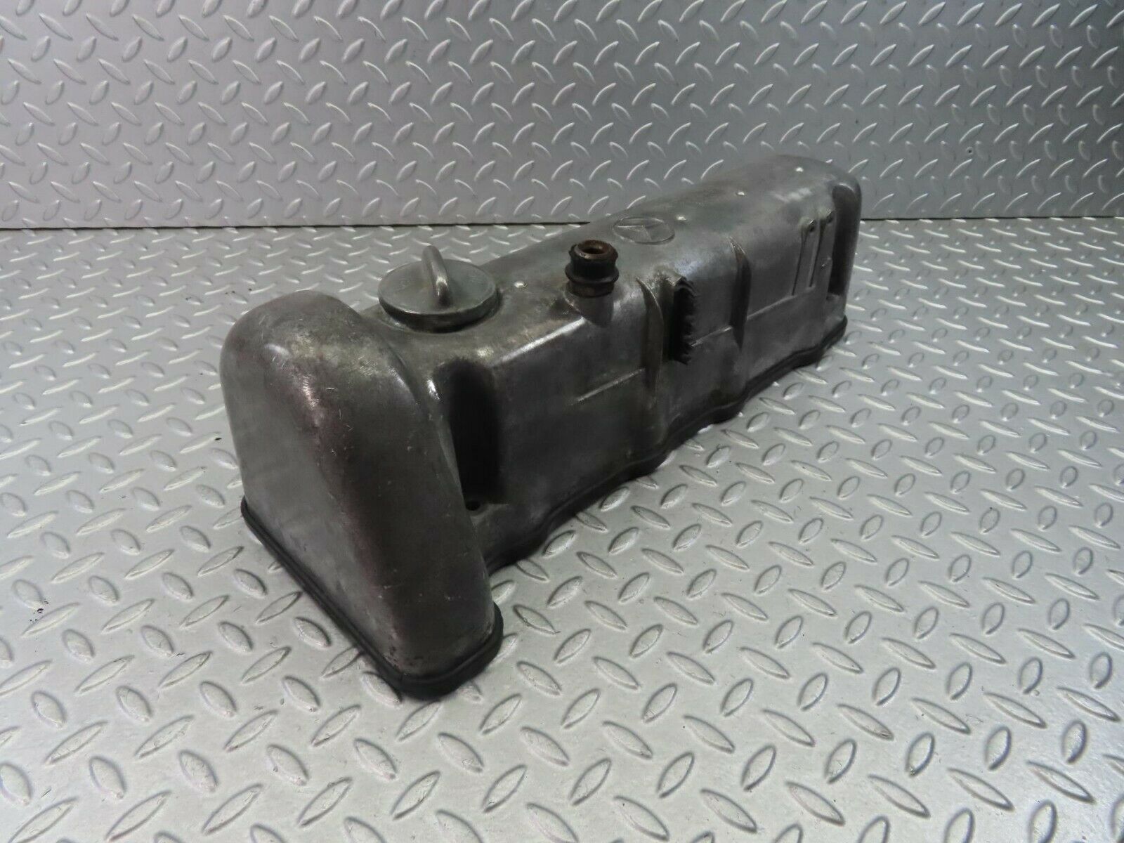8550 Mercedes-Benz W115 Cylinder Head Valve Cover 1150160605